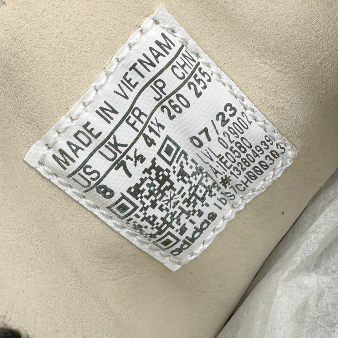 图片[11]-＃S2纯原 Wales Bonner x AD Originals Samba Classic 桑巴舞系列绅士德训足球风百搭低帮休闲运动板鞋 马毛黑白 IE0580 目前市面最强版本 正确细节皮料 伦敦时装品牌 Wales Bonner 携手Originals 打造 2022 最新春夏联名系列。本次为双方的第四度合作，灵感汲取了设计师 Grace Wales Bonner 对于 70、80 年代 Burkina Faso 音乐、摄影方面的研究，选择 Country 与 Samba 两双经典鞋款进行打造。随着 SAMBA 热风的不断席卷，不少品牌与 adidas Originals 的例行合作款式也逐渐受人关注。目前已经曝光两款全新合作鞋款的 Wales Bonner 如今再度曝光一款全新配色 SAMBA 联名。此次合作款式主打亮银反光配色，丝线编织三道杠以及加长鞋舌设计，想必穿着起来回头率也是不低！尺码：35⅔ 36 36⅔ 37⅓ 38 38⅔ 39⅓ 40 40⅔ 41⅓ 42 42⅔ 43⅓ 44 44⅔ 45-选品中心