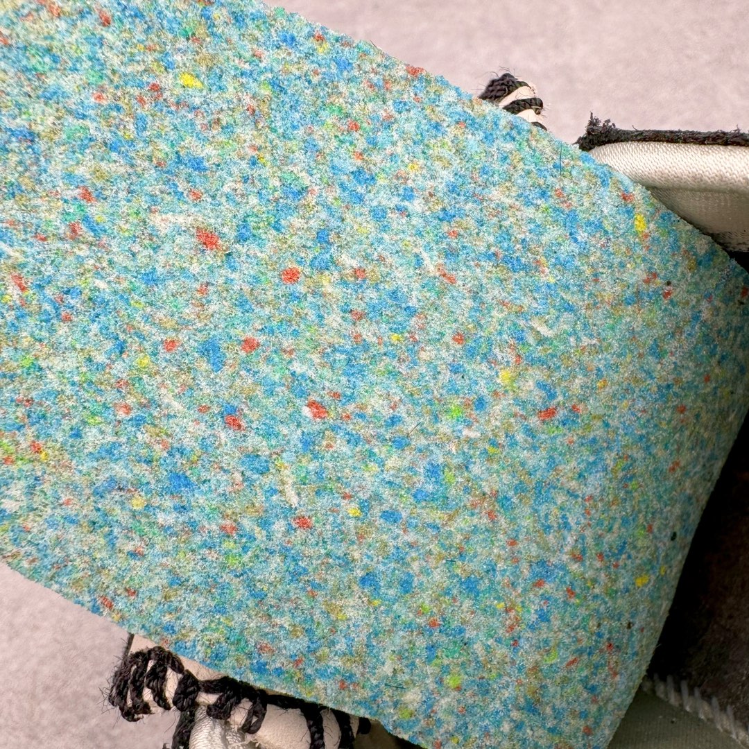 图片[17]-＃S2纯原 Wales Bonner x AD Originals Samba Classic 桑巴舞系列绅士德训足球风百搭低帮休闲运动板鞋 马毛黑白 IE0580 目前市面最强版本 正确细节皮料 伦敦时装品牌 Wales Bonner 携手Originals 打造 2022 最新春夏联名系列。本次为双方的第四度合作，灵感汲取了设计师 Grace Wales Bonner 对于 70、80 年代 Burkina Faso 音乐、摄影方面的研究，选择 Country 与 Samba 两双经典鞋款进行打造。随着 SAMBA 热风的不断席卷，不少品牌与 adidas Originals 的例行合作款式也逐渐受人关注。目前已经曝光两款全新合作鞋款的 Wales Bonner 如今再度曝光一款全新配色 SAMBA 联名。此次合作款式主打亮银反光配色，丝线编织三道杠以及加长鞋舌设计，想必穿着起来回头率也是不低！尺码：35⅔ 36 36⅔ 37⅓ 38 38⅔ 39⅓ 40 40⅔ 41⅓ 42 42⅔ 43⅓ 44 44⅔ 45-选品中心