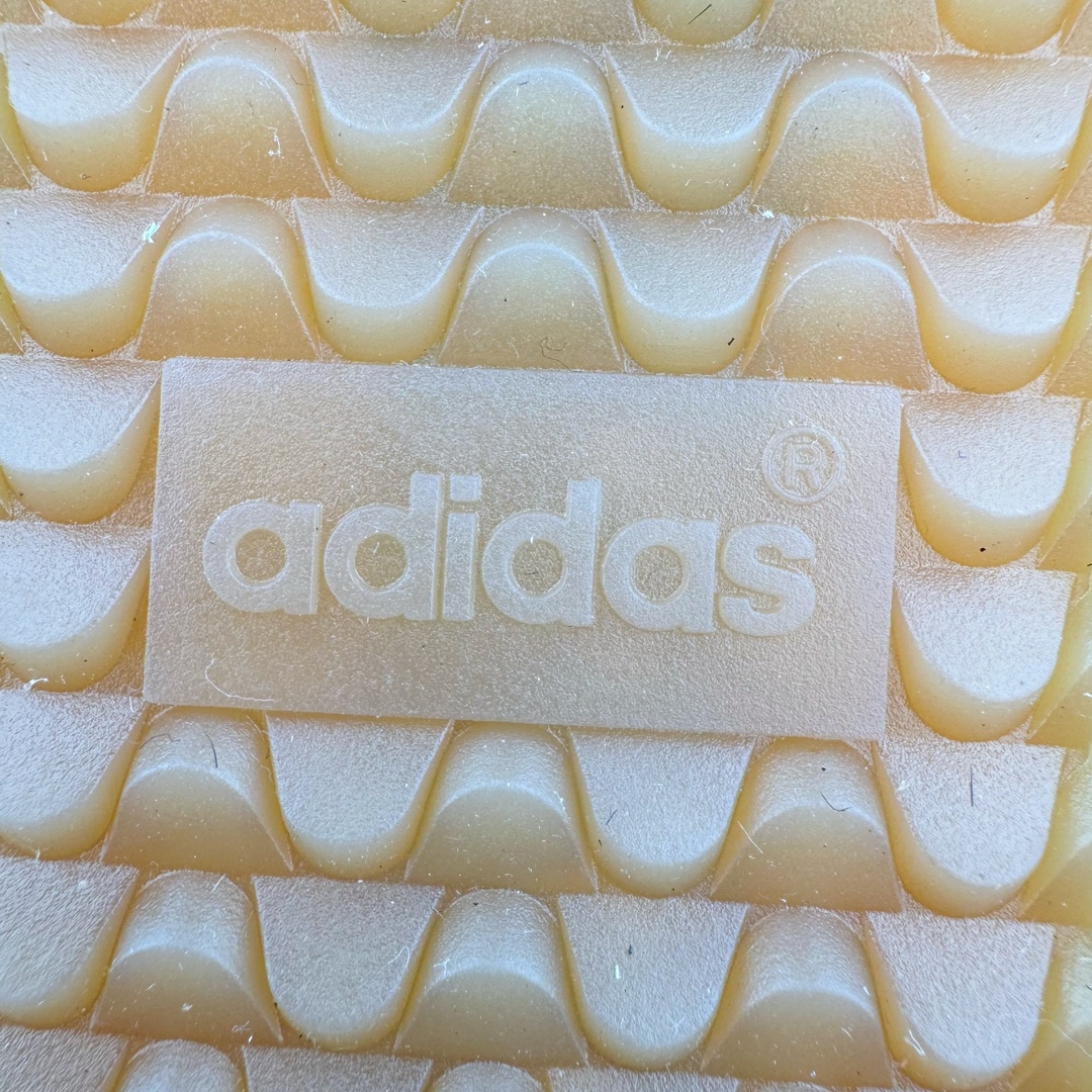 图片[16]-＃S2纯原 Wales Bonner x AD Originals Samba Classic 桑巴舞系列绅士德训足球风百搭低帮休闲运动板鞋 马毛黑白 IE0580 目前市面最强版本 正确细节皮料 伦敦时装品牌 Wales Bonner 携手Originals 打造 2022 最新春夏联名系列。本次为双方的第四度合作，灵感汲取了设计师 Grace Wales Bonner 对于 70、80 年代 Burkina Faso 音乐、摄影方面的研究，选择 Country 与 Samba 两双经典鞋款进行打造。随着 SAMBA 热风的不断席卷，不少品牌与 adidas Originals 的例行合作款式也逐渐受人关注。目前已经曝光两款全新合作鞋款的 Wales Bonner 如今再度曝光一款全新配色 SAMBA 联名。此次合作款式主打亮银反光配色，丝线编织三道杠以及加长鞋舌设计，想必穿着起来回头率也是不低！尺码：35⅔ 36 36⅔ 37⅓ 38 38⅔ 39⅓ 40 40⅔ 41⅓ 42 42⅔ 43⅓ 44 44⅔ 45-选品中心