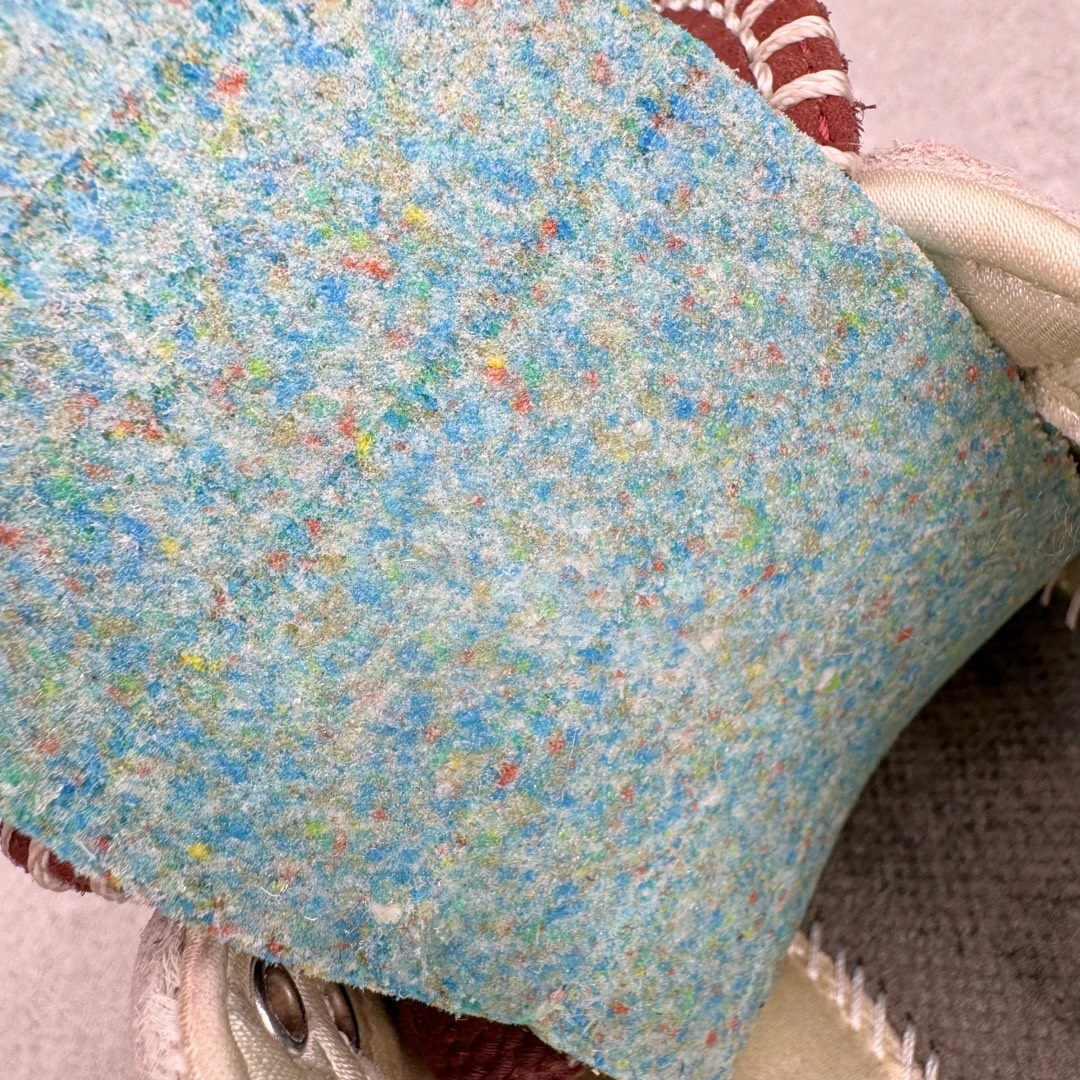 图片[19]-＃S2纯原 Wales Bonner x AD Originals Samba Classic 桑巴舞系列绅士德训足球风百搭低帮休闲运动板鞋 马毛白酒红 IE0586 目前市面最强版本 正确细节皮料 伦敦时装品牌 Wales Bonner 携手Originals 打造 2022 最新春夏联名系列。本次为双方的第四度合作，灵感汲取了设计师 Grace Wales Bonner 对于 70、80 年代 Burkina Faso 音乐、摄影方面的研究，选择 Country 与 Samba 两双经典鞋款进行打造。随着 SAMBA 热风的不断席卷，不少品牌与 adidas Originals 的例行合作款式也逐渐受人关注。目前已经曝光两款全新合作鞋款的 Wales Bonner 如今再度曝光一款全新配色 SAMBA 联名。此次合作款式主打亮银反光配色，丝线编织三道杠以及加长鞋舌设计，想必穿着起来回头率也是不低！尺码：35⅔ 36 36⅔ 37⅓ 38 38⅔ 39⅓ 40 40⅔ 41⅓ 42 42⅔ 43⅓ 44 44⅔ 45-选品中心