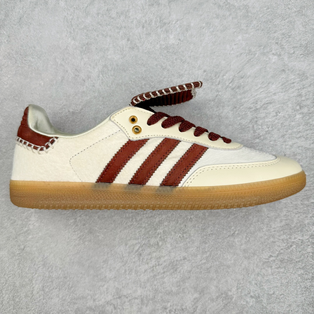＃S2纯原 Wales Bonner x AD Originals Samba Classic 桑巴舞系列绅士德训足球风百搭低帮休闲运动板鞋 马毛白酒红 IE0586 目前市面最强版本 正确细节皮料 伦敦时装品牌 Wales Bonner 携手Originals 打造 2022 最新春夏联名系列。本次为双方的第四度合作，灵感汲取了设计师 Grace Wales Bonner 对于 70、80 年代 Burkina Faso 音乐、摄影方面的研究，选择 Country 与 Samba 两双经典鞋款进行打造。随着 SAMBA 热风的不断席卷，不少品牌与 adidas Originals 的例行合作款式也逐渐受人关注。目前已经曝光两款全新合作鞋款的 Wales Bonner 如今再度曝光一款全新配色 SAMBA 联名。此次合作款式主打亮银反光配色，丝线编织三道杠以及加长鞋舌设计，想必穿着起来回头率也是不低！尺码：35⅔ 36 36⅔ 37⅓ 38 38⅔ 39⅓ 40 40⅔ 41⅓ 42 42⅔ 43⅓ 44 44⅔ 45-选品中心