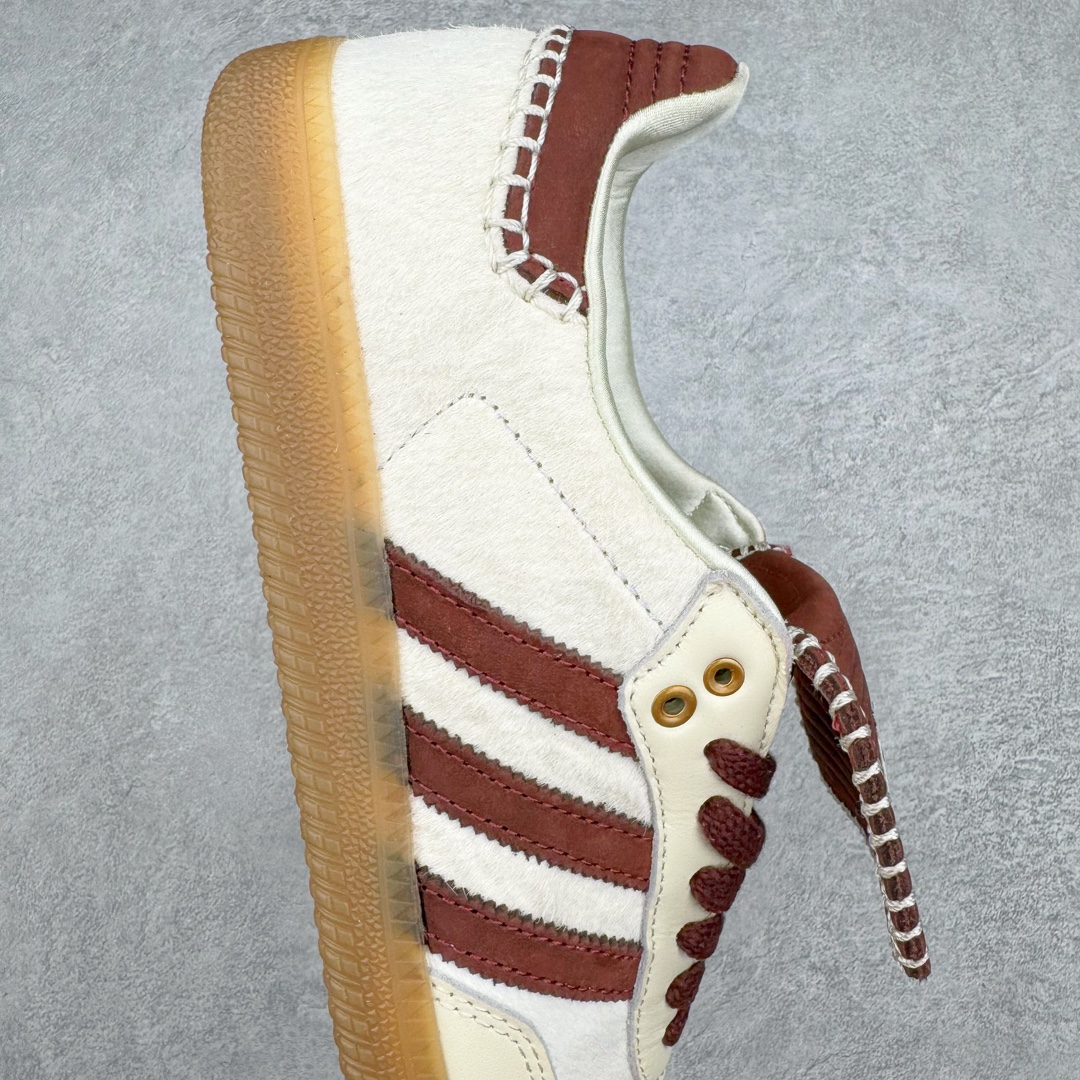 图片[6]-＃S2纯原 Wales Bonner x AD Originals Samba Classic 桑巴舞系列绅士德训足球风百搭低帮休闲运动板鞋 马毛白酒红 IE0586 目前市面最强版本 正确细节皮料 伦敦时装品牌 Wales Bonner 携手Originals 打造 2022 最新春夏联名系列。本次为双方的第四度合作，灵感汲取了设计师 Grace Wales Bonner 对于 70、80 年代 Burkina Faso 音乐、摄影方面的研究，选择 Country 与 Samba 两双经典鞋款进行打造。随着 SAMBA 热风的不断席卷，不少品牌与 adidas Originals 的例行合作款式也逐渐受人关注。目前已经曝光两款全新合作鞋款的 Wales Bonner 如今再度曝光一款全新配色 SAMBA 联名。此次合作款式主打亮银反光配色，丝线编织三道杠以及加长鞋舌设计，想必穿着起来回头率也是不低！尺码：35⅔ 36 36⅔ 37⅓ 38 38⅔ 39⅓ 40 40⅔ 41⅓ 42 42⅔ 43⅓ 44 44⅔ 45-选品中心