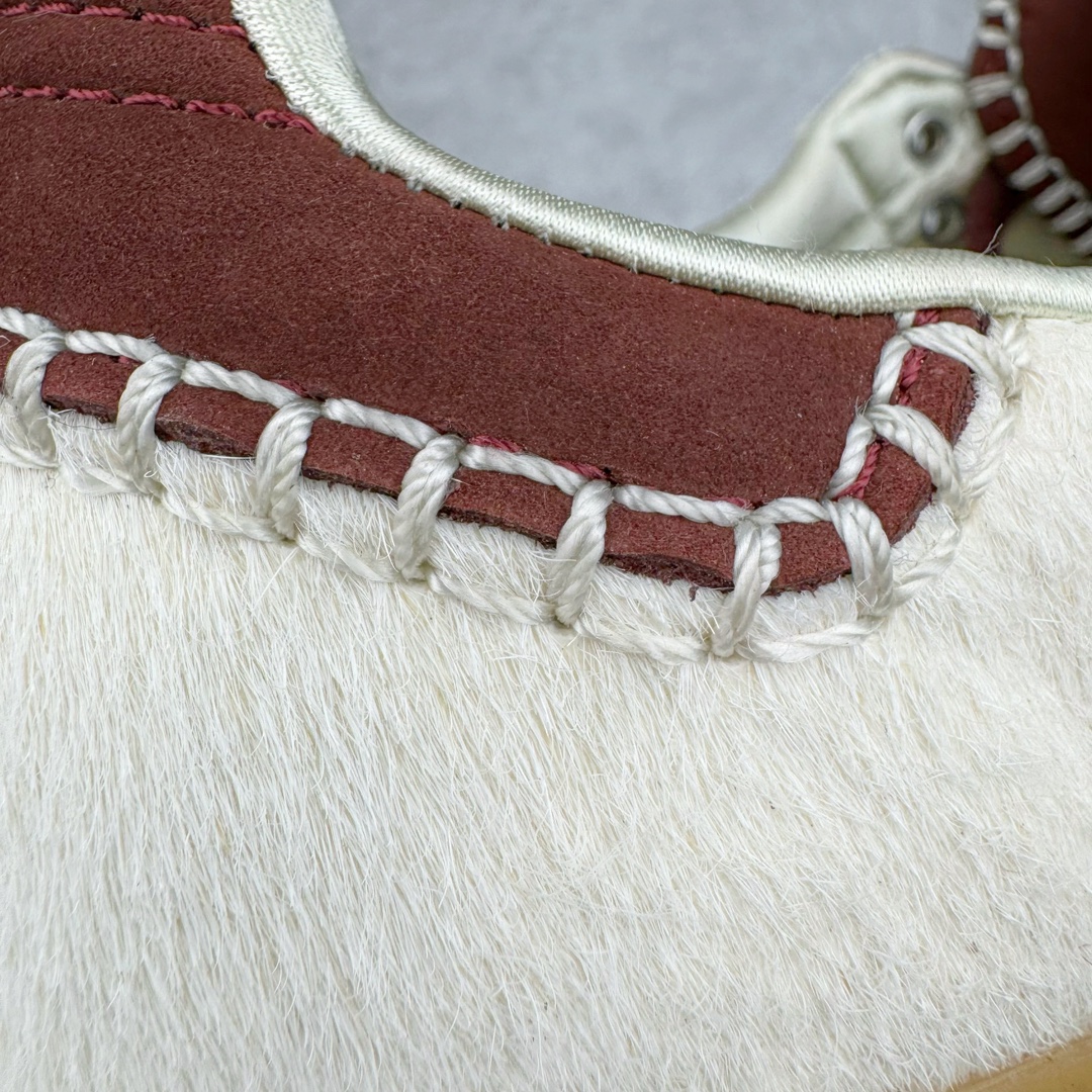 图片[18]-＃S2纯原 Wales Bonner x AD Originals Samba Classic 桑巴舞系列绅士德训足球风百搭低帮休闲运动板鞋 马毛白酒红 IE0586 目前市面最强版本 正确细节皮料 伦敦时装品牌 Wales Bonner 携手Originals 打造 2022 最新春夏联名系列。本次为双方的第四度合作，灵感汲取了设计师 Grace Wales Bonner 对于 70、80 年代 Burkina Faso 音乐、摄影方面的研究，选择 Country 与 Samba 两双经典鞋款进行打造。随着 SAMBA 热风的不断席卷，不少品牌与 adidas Originals 的例行合作款式也逐渐受人关注。目前已经曝光两款全新合作鞋款的 Wales Bonner 如今再度曝光一款全新配色 SAMBA 联名。此次合作款式主打亮银反光配色，丝线编织三道杠以及加长鞋舌设计，想必穿着起来回头率也是不低！尺码：35⅔ 36 36⅔ 37⅓ 38 38⅔ 39⅓ 40 40⅔ 41⅓ 42 42⅔ 43⅓ 44 44⅔ 45-选品中心