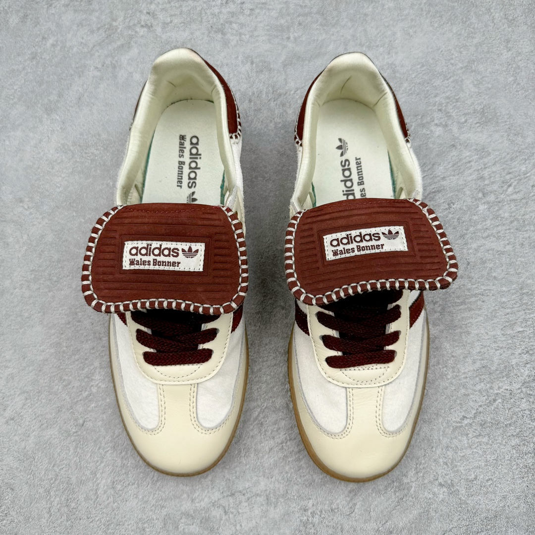 图片[2]-＃S2纯原 Wales Bonner x AD Originals Samba Classic 桑巴舞系列绅士德训足球风百搭低帮休闲运动板鞋 马毛白酒红 IE0586 目前市面最强版本 正确细节皮料 伦敦时装品牌 Wales Bonner 携手Originals 打造 2022 最新春夏联名系列。本次为双方的第四度合作，灵感汲取了设计师 Grace Wales Bonner 对于 70、80 年代 Burkina Faso 音乐、摄影方面的研究，选择 Country 与 Samba 两双经典鞋款进行打造。随着 SAMBA 热风的不断席卷，不少品牌与 adidas Originals 的例行合作款式也逐渐受人关注。目前已经曝光两款全新合作鞋款的 Wales Bonner 如今再度曝光一款全新配色 SAMBA 联名。此次合作款式主打亮银反光配色，丝线编织三道杠以及加长鞋舌设计，想必穿着起来回头率也是不低！尺码：35⅔ 36 36⅔ 37⅓ 38 38⅔ 39⅓ 40 40⅔ 41⅓ 42 42⅔ 43⅓ 44 44⅔ 45-选品中心