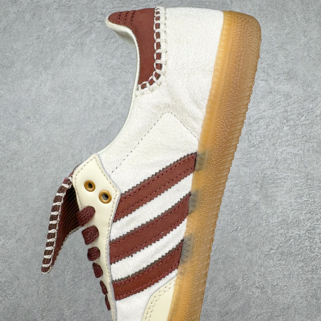 图片[7]-＃S2纯原 Wales Bonner x AD Originals Samba Classic 桑巴舞系列绅士德训足球风百搭低帮休闲运动板鞋 马毛白酒红 IE0586 目前市面最强版本 正确细节皮料 伦敦时装品牌 Wales Bonner 携手Originals 打造 2022 最新春夏联名系列。本次为双方的第四度合作，灵感汲取了设计师 Grace Wales Bonner 对于 70、80 年代 Burkina Faso 音乐、摄影方面的研究，选择 Country 与 Samba 两双经典鞋款进行打造。随着 SAMBA 热风的不断席卷，不少品牌与 adidas Originals 的例行合作款式也逐渐受人关注。目前已经曝光两款全新合作鞋款的 Wales Bonner 如今再度曝光一款全新配色 SAMBA 联名。此次合作款式主打亮银反光配色，丝线编织三道杠以及加长鞋舌设计，想必穿着起来回头率也是不低！尺码：35⅔ 36 36⅔ 37⅓ 38 38⅔ 39⅓ 40 40⅔ 41⅓ 42 42⅔ 43⅓ 44 44⅔ 45-选品中心