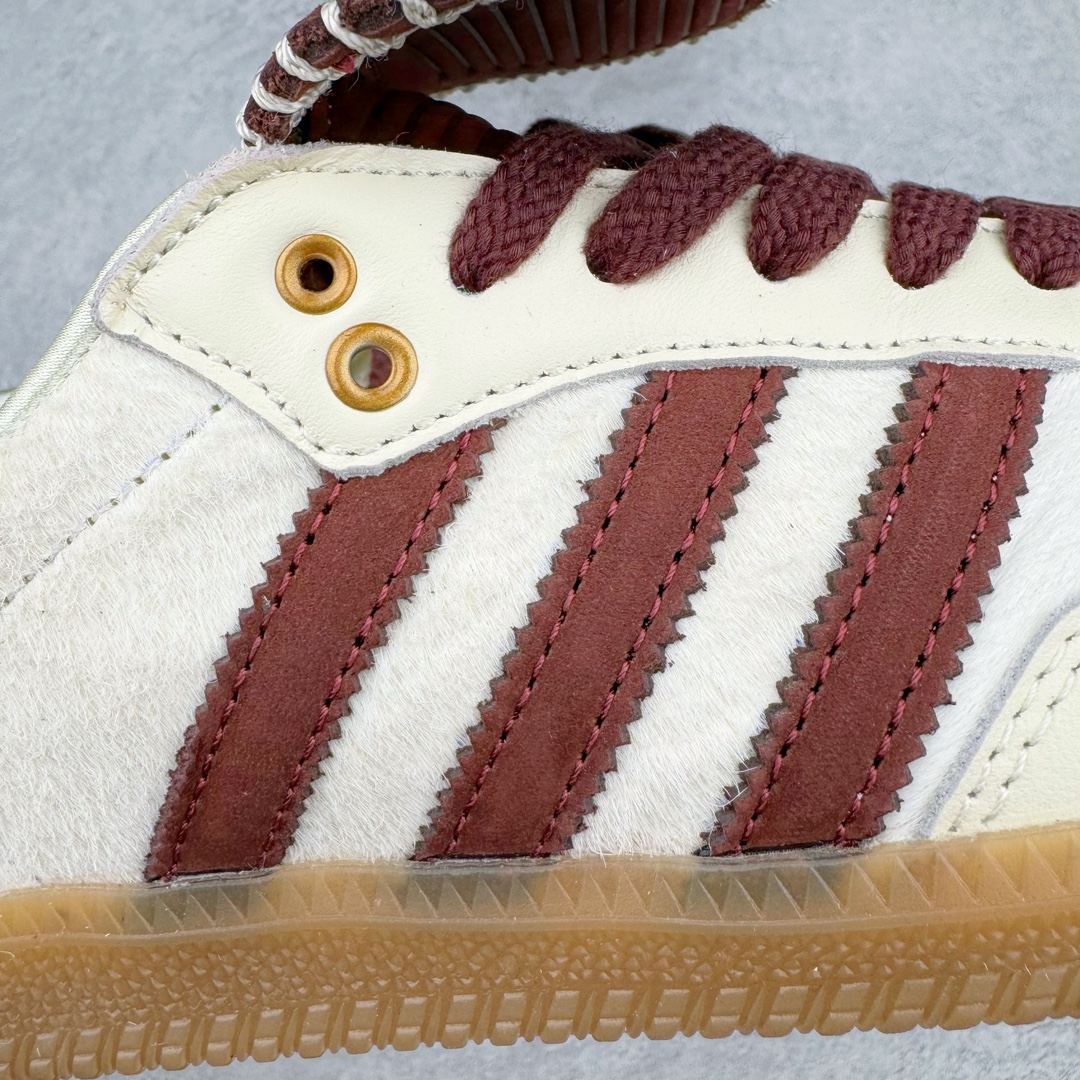 图片[10]-＃S2纯原 Wales Bonner x AD Originals Samba Classic 桑巴舞系列绅士德训足球风百搭低帮休闲运动板鞋 马毛白酒红 IE0586 目前市面最强版本 正确细节皮料 伦敦时装品牌 Wales Bonner 携手Originals 打造 2022 最新春夏联名系列。本次为双方的第四度合作，灵感汲取了设计师 Grace Wales Bonner 对于 70、80 年代 Burkina Faso 音乐、摄影方面的研究，选择 Country 与 Samba 两双经典鞋款进行打造。随着 SAMBA 热风的不断席卷，不少品牌与 adidas Originals 的例行合作款式也逐渐受人关注。目前已经曝光两款全新合作鞋款的 Wales Bonner 如今再度曝光一款全新配色 SAMBA 联名。此次合作款式主打亮银反光配色，丝线编织三道杠以及加长鞋舌设计，想必穿着起来回头率也是不低！尺码：35⅔ 36 36⅔ 37⅓ 38 38⅔ 39⅓ 40 40⅔ 41⅓ 42 42⅔ 43⅓ 44 44⅔ 45-选品中心