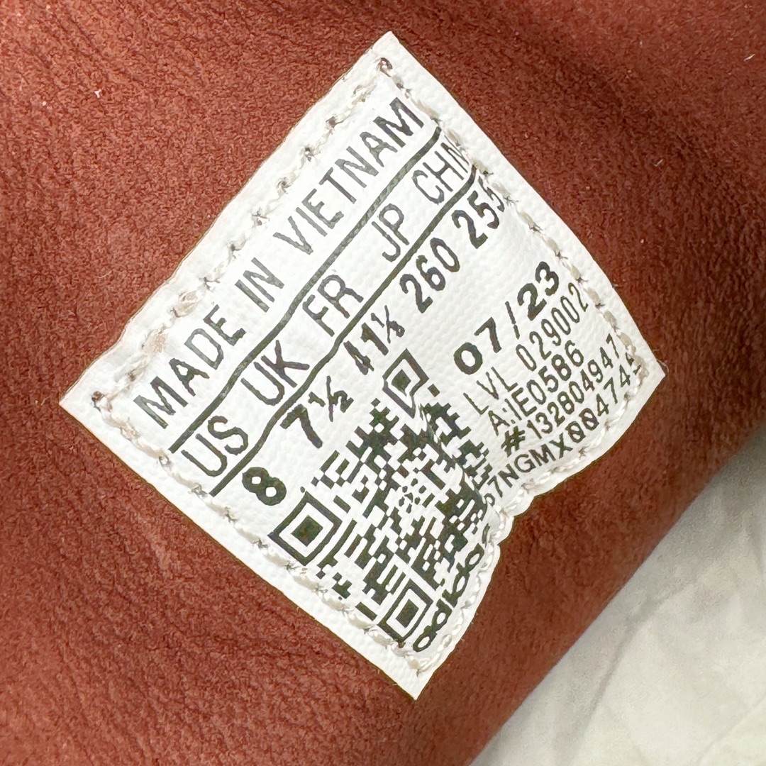 图片[14]-＃S2纯原 Wales Bonner x AD Originals Samba Classic 桑巴舞系列绅士德训足球风百搭低帮休闲运动板鞋 马毛白酒红 IE0586 目前市面最强版本 正确细节皮料 伦敦时装品牌 Wales Bonner 携手Originals 打造 2022 最新春夏联名系列。本次为双方的第四度合作，灵感汲取了设计师 Grace Wales Bonner 对于 70、80 年代 Burkina Faso 音乐、摄影方面的研究，选择 Country 与 Samba 两双经典鞋款进行打造。随着 SAMBA 热风的不断席卷，不少品牌与 adidas Originals 的例行合作款式也逐渐受人关注。目前已经曝光两款全新合作鞋款的 Wales Bonner 如今再度曝光一款全新配色 SAMBA 联名。此次合作款式主打亮银反光配色，丝线编织三道杠以及加长鞋舌设计，想必穿着起来回头率也是不低！尺码：35⅔ 36 36⅔ 37⅓ 38 38⅔ 39⅓ 40 40⅔ 41⅓ 42 42⅔ 43⅓ 44 44⅔ 45-选品中心