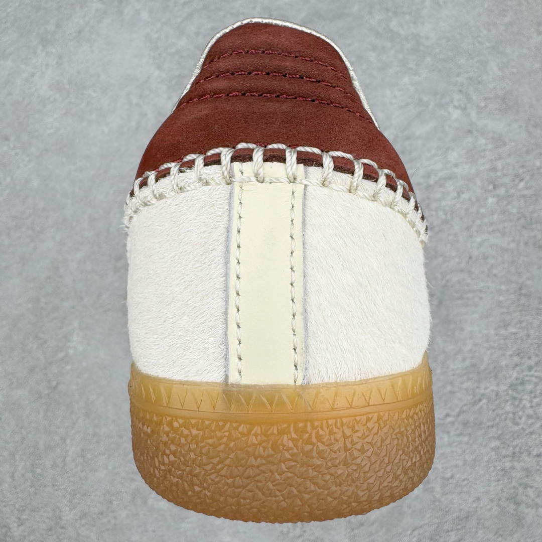 图片[8]-＃S2纯原 Wales Bonner x AD Originals Samba Classic 桑巴舞系列绅士德训足球风百搭低帮休闲运动板鞋 马毛白酒红 IE0586 目前市面最强版本 正确细节皮料 伦敦时装品牌 Wales Bonner 携手Originals 打造 2022 最新春夏联名系列。本次为双方的第四度合作，灵感汲取了设计师 Grace Wales Bonner 对于 70、80 年代 Burkina Faso 音乐、摄影方面的研究，选择 Country 与 Samba 两双经典鞋款进行打造。随着 SAMBA 热风的不断席卷，不少品牌与 adidas Originals 的例行合作款式也逐渐受人关注。目前已经曝光两款全新合作鞋款的 Wales Bonner 如今再度曝光一款全新配色 SAMBA 联名。此次合作款式主打亮银反光配色，丝线编织三道杠以及加长鞋舌设计，想必穿着起来回头率也是不低！尺码：35⅔ 36 36⅔ 37⅓ 38 38⅔ 39⅓ 40 40⅔ 41⅓ 42 42⅔ 43⅓ 44 44⅔ 45-选品中心