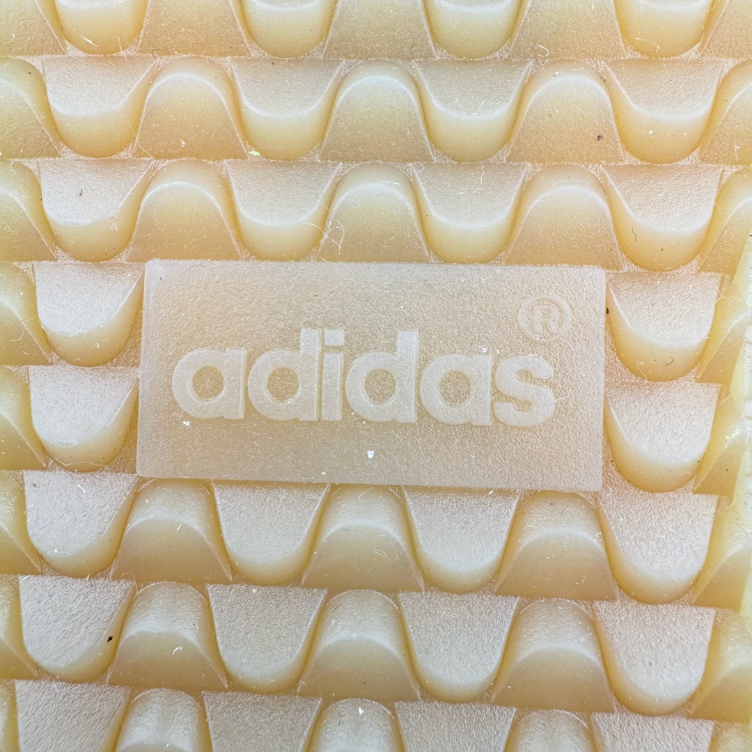 图片[12]-＃S2纯原 Wales Bonner x AD Originals Samba Classic 桑巴舞系列绅士德训足球风百搭低帮休闲运动板鞋 马毛白酒红 IE0586 目前市面最强版本 正确细节皮料 伦敦时装品牌 Wales Bonner 携手Originals 打造 2022 最新春夏联名系列。本次为双方的第四度合作，灵感汲取了设计师 Grace Wales Bonner 对于 70、80 年代 Burkina Faso 音乐、摄影方面的研究，选择 Country 与 Samba 两双经典鞋款进行打造。随着 SAMBA 热风的不断席卷，不少品牌与 adidas Originals 的例行合作款式也逐渐受人关注。目前已经曝光两款全新合作鞋款的 Wales Bonner 如今再度曝光一款全新配色 SAMBA 联名。此次合作款式主打亮银反光配色，丝线编织三道杠以及加长鞋舌设计，想必穿着起来回头率也是不低！尺码：35⅔ 36 36⅔ 37⅓ 38 38⅔ 39⅓ 40 40⅔ 41⅓ 42 42⅔ 43⅓ 44 44⅔ 45-选品中心