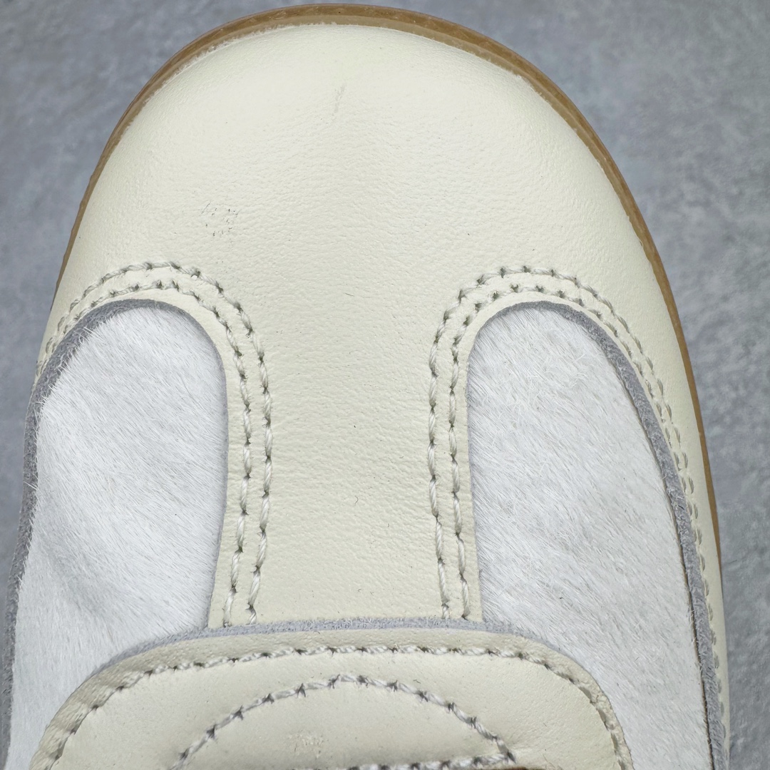 图片[11]-＃S2纯原 Wales Bonner x AD Originals Samba Classic 桑巴舞系列绅士德训足球风百搭低帮休闲运动板鞋 马毛白酒红 IE0586 目前市面最强版本 正确细节皮料 伦敦时装品牌 Wales Bonner 携手Originals 打造 2022 最新春夏联名系列。本次为双方的第四度合作，灵感汲取了设计师 Grace Wales Bonner 对于 70、80 年代 Burkina Faso 音乐、摄影方面的研究，选择 Country 与 Samba 两双经典鞋款进行打造。随着 SAMBA 热风的不断席卷，不少品牌与 adidas Originals 的例行合作款式也逐渐受人关注。目前已经曝光两款全新合作鞋款的 Wales Bonner 如今再度曝光一款全新配色 SAMBA 联名。此次合作款式主打亮银反光配色，丝线编织三道杠以及加长鞋舌设计，想必穿着起来回头率也是不低！尺码：35⅔ 36 36⅔ 37⅓ 38 38⅔ 39⅓ 40 40⅔ 41⅓ 42 42⅔ 43⅓ 44 44⅔ 45-选品中心