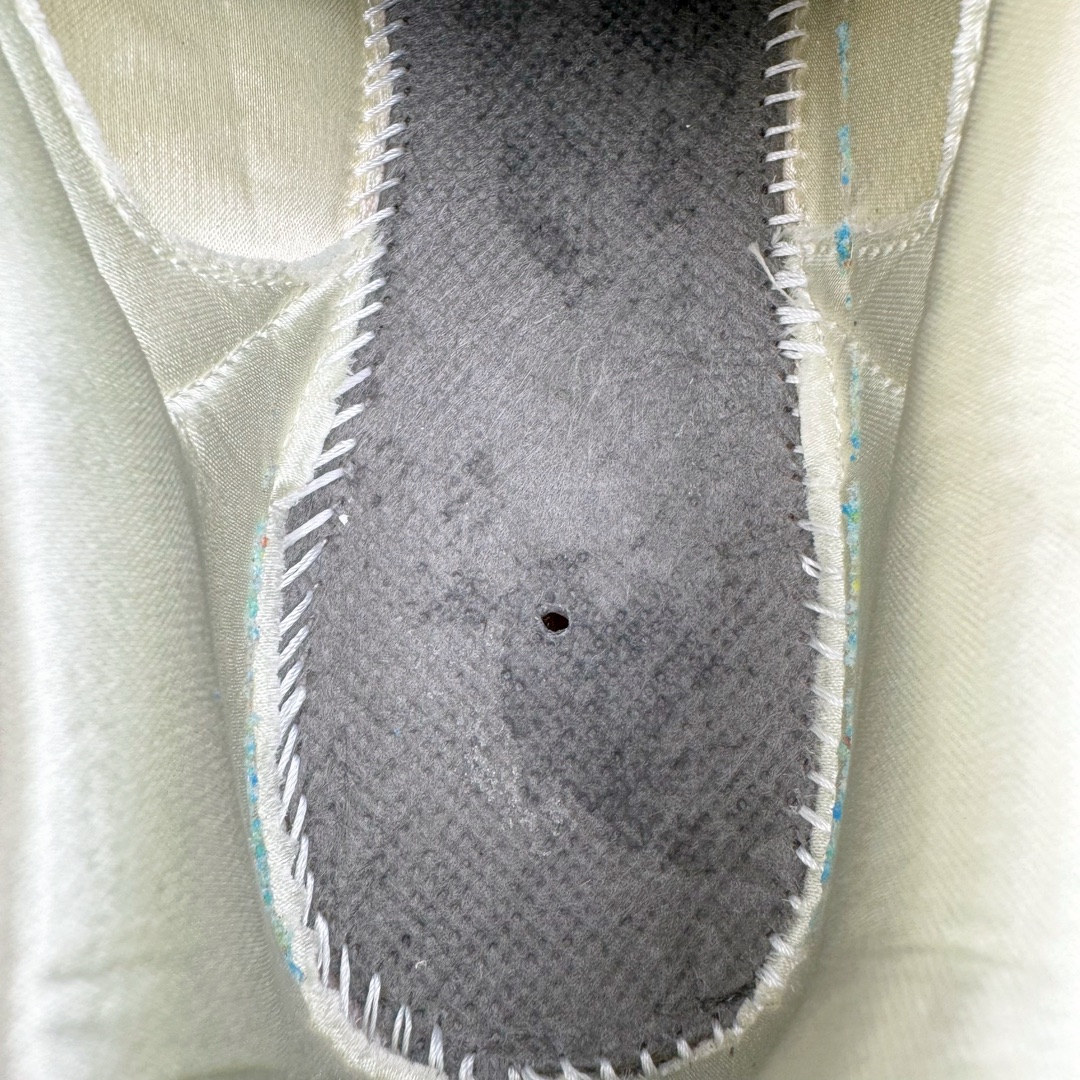 图片[20]-＃S2纯原 Wales Bonner x AD Originals Samba Classic 桑巴舞系列绅士德训足球风百搭低帮休闲运动板鞋 马毛白酒红 IE0586 目前市面最强版本 正确细节皮料 伦敦时装品牌 Wales Bonner 携手Originals 打造 2022 最新春夏联名系列。本次为双方的第四度合作，灵感汲取了设计师 Grace Wales Bonner 对于 70、80 年代 Burkina Faso 音乐、摄影方面的研究，选择 Country 与 Samba 两双经典鞋款进行打造。随着 SAMBA 热风的不断席卷，不少品牌与 adidas Originals 的例行合作款式也逐渐受人关注。目前已经曝光两款全新合作鞋款的 Wales Bonner 如今再度曝光一款全新配色 SAMBA 联名。此次合作款式主打亮银反光配色，丝线编织三道杠以及加长鞋舌设计，想必穿着起来回头率也是不低！尺码：35⅔ 36 36⅔ 37⅓ 38 38⅔ 39⅓ 40 40⅔ 41⅓ 42 42⅔ 43⅓ 44 44⅔ 45-选品中心