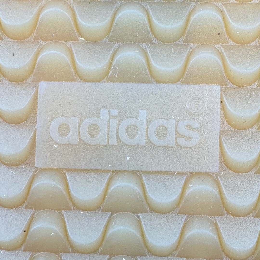 图片[17]-＃S2纯原 Wales Bonner x AD Originals Samba Classic 桑巴舞系列绅士德训足球风百搭低帮休闲运动板鞋 马毛白酒红 IE0586 目前市面最强版本 正确细节皮料 伦敦时装品牌 Wales Bonner 携手Originals 打造 2022 最新春夏联名系列。本次为双方的第四度合作，灵感汲取了设计师 Grace Wales Bonner 对于 70、80 年代 Burkina Faso 音乐、摄影方面的研究，选择 Country 与 Samba 两双经典鞋款进行打造。随着 SAMBA 热风的不断席卷，不少品牌与 adidas Originals 的例行合作款式也逐渐受人关注。目前已经曝光两款全新合作鞋款的 Wales Bonner 如今再度曝光一款全新配色 SAMBA 联名。此次合作款式主打亮银反光配色，丝线编织三道杠以及加长鞋舌设计，想必穿着起来回头率也是不低！尺码：35⅔ 36 36⅔ 37⅓ 38 38⅔ 39⅓ 40 40⅔ 41⅓ 42 42⅔ 43⅓ 44 44⅔ 45-选品中心