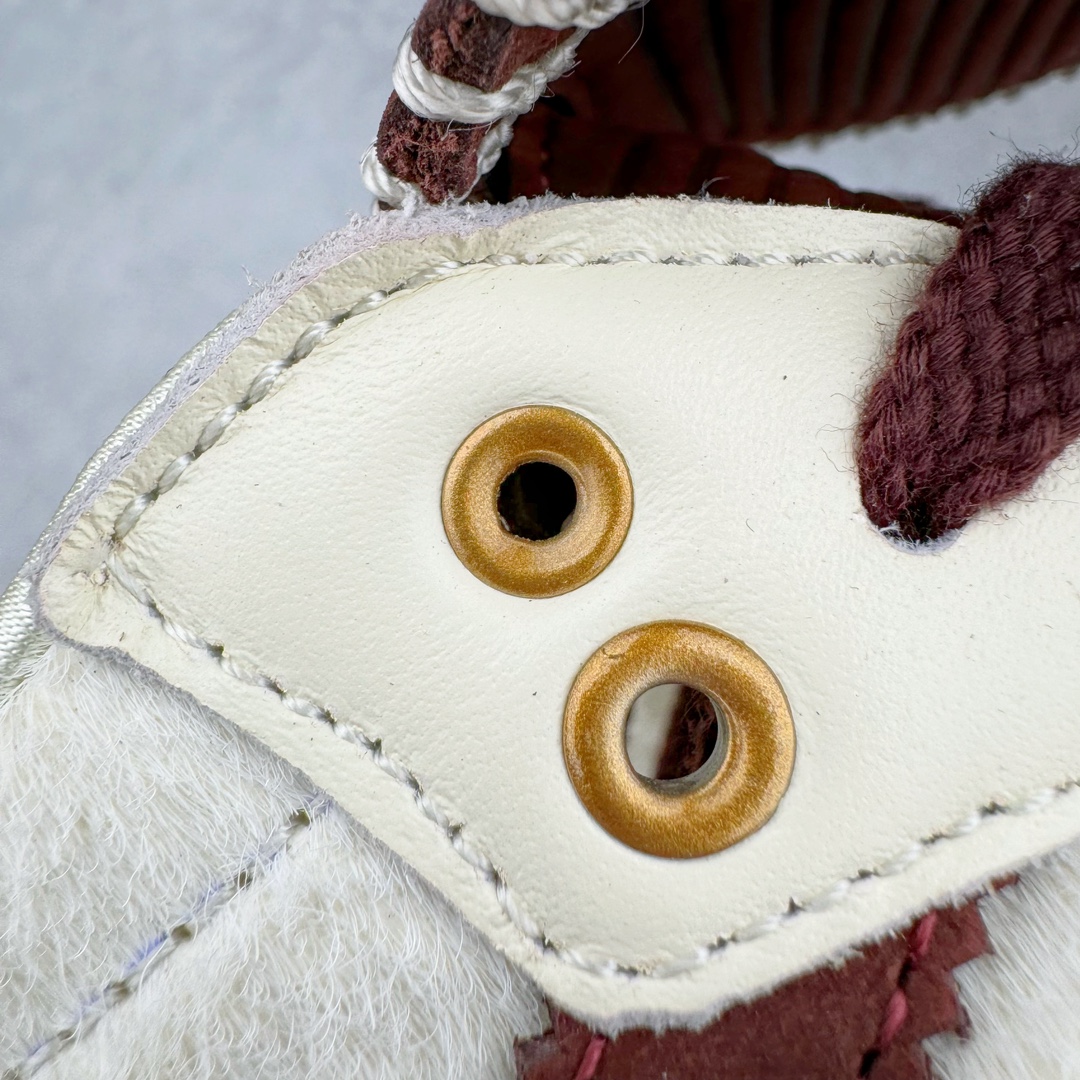 图片[16]-＃S2纯原 Wales Bonner x AD Originals Samba Classic 桑巴舞系列绅士德训足球风百搭低帮休闲运动板鞋 马毛白酒红 IE0586 目前市面最强版本 正确细节皮料 伦敦时装品牌 Wales Bonner 携手Originals 打造 2022 最新春夏联名系列。本次为双方的第四度合作，灵感汲取了设计师 Grace Wales Bonner 对于 70、80 年代 Burkina Faso 音乐、摄影方面的研究，选择 Country 与 Samba 两双经典鞋款进行打造。随着 SAMBA 热风的不断席卷，不少品牌与 adidas Originals 的例行合作款式也逐渐受人关注。目前已经曝光两款全新合作鞋款的 Wales Bonner 如今再度曝光一款全新配色 SAMBA 联名。此次合作款式主打亮银反光配色，丝线编织三道杠以及加长鞋舌设计，想必穿着起来回头率也是不低！尺码：35⅔ 36 36⅔ 37⅓ 38 38⅔ 39⅓ 40 40⅔ 41⅓ 42 42⅔ 43⅓ 44 44⅔ 45-选品中心