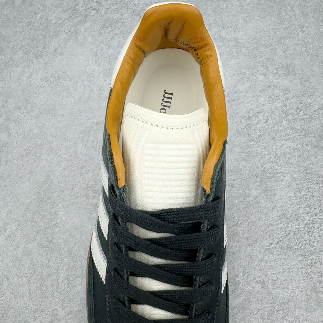 图片[5]-＃S2纯原 JJJJound x AD Originals Samba Classic\\\”Studded Pack Black\\\”桑巴舞系列绅士德训足球风百搭低帮休闲运动板鞋 联名黑白 ID8707 原装头层牛皮加持 正确烫金高频细节 原装纳米超迁皮料 独家私模橡胶大底 原盒原配 正确黑色中底布 过宽过胶 这款桑巴鞋展示了高质量的工艺 带有装饰的超锁缝制和无缝的手感 柔软、柔软的皮革造型和标志性的3条纹完成了精致的外观 正规合身鞋带 鞋面上有绒面鞋垫 橡胶鞋底 享受正畸套筒软感 自50年代首次亮相以来就一直在赢得粉丝的青睐尺码：36 36.5 37.5 38 38.5 39 40 40.5 41 42 42.5 43 44 44.5 45-选品中心