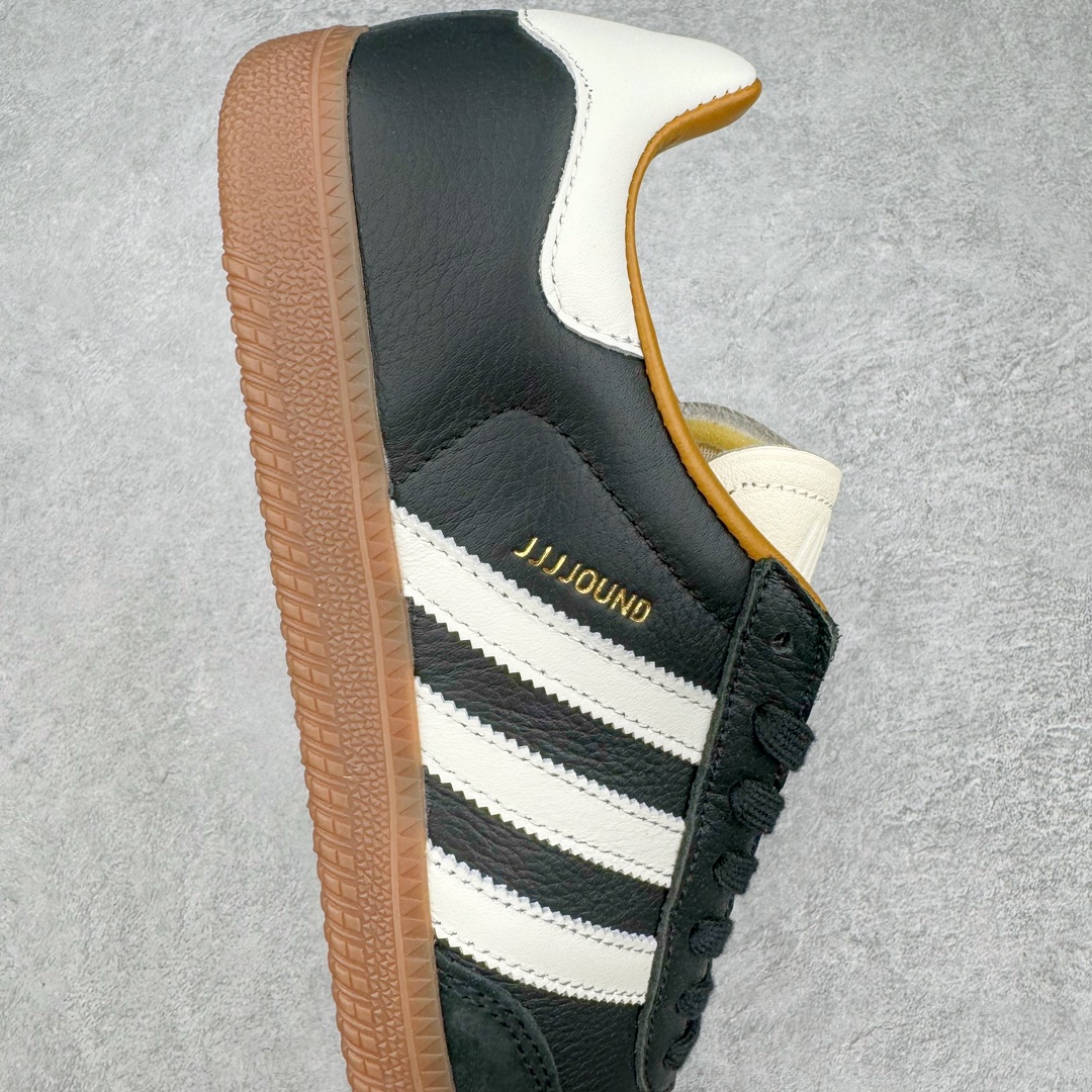 图片[6]-＃S2纯原 JJJJound x AD Originals Samba Classic\\\”Studded Pack Black\\\”桑巴舞系列绅士德训足球风百搭低帮休闲运动板鞋 联名黑白 ID8707 原装头层牛皮加持 正确烫金高频细节 原装纳米超迁皮料 独家私模橡胶大底 原盒原配 正确黑色中底布 过宽过胶 这款桑巴鞋展示了高质量的工艺 带有装饰的超锁缝制和无缝的手感 柔软、柔软的皮革造型和标志性的3条纹完成了精致的外观 正规合身鞋带 鞋面上有绒面鞋垫 橡胶鞋底 享受正畸套筒软感 自50年代首次亮相以来就一直在赢得粉丝的青睐尺码：36 36.5 37.5 38 38.5 39 40 40.5 41 42 42.5 43 44 44.5 45-选品中心