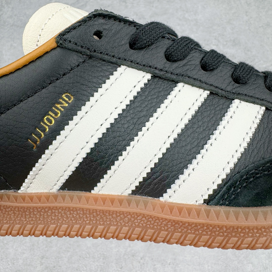 图片[11]-＃S2纯原 JJJJound x AD Originals Samba Classic\\\”Studded Pack Black\\\”桑巴舞系列绅士德训足球风百搭低帮休闲运动板鞋 联名黑白 ID8707 原装头层牛皮加持 正确烫金高频细节 原装纳米超迁皮料 独家私模橡胶大底 原盒原配 正确黑色中底布 过宽过胶 这款桑巴鞋展示了高质量的工艺 带有装饰的超锁缝制和无缝的手感 柔软、柔软的皮革造型和标志性的3条纹完成了精致的外观 正规合身鞋带 鞋面上有绒面鞋垫 橡胶鞋底 享受正畸套筒软感 自50年代首次亮相以来就一直在赢得粉丝的青睐尺码：36 36.5 37.5 38 38.5 39 40 40.5 41 42 42.5 43 44 44.5 45-选品中心