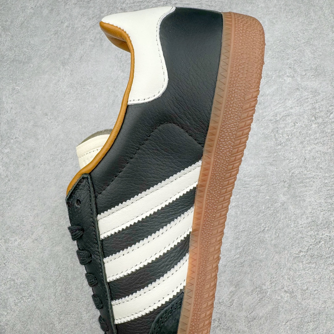 图片[7]-＃S2纯原 JJJJound x AD Originals Samba Classic\\\”Studded Pack Black\\\”桑巴舞系列绅士德训足球风百搭低帮休闲运动板鞋 联名黑白 ID8707 原装头层牛皮加持 正确烫金高频细节 原装纳米超迁皮料 独家私模橡胶大底 原盒原配 正确黑色中底布 过宽过胶 这款桑巴鞋展示了高质量的工艺 带有装饰的超锁缝制和无缝的手感 柔软、柔软的皮革造型和标志性的3条纹完成了精致的外观 正规合身鞋带 鞋面上有绒面鞋垫 橡胶鞋底 享受正畸套筒软感 自50年代首次亮相以来就一直在赢得粉丝的青睐尺码：36 36.5 37.5 38 38.5 39 40 40.5 41 42 42.5 43 44 44.5 45-选品中心