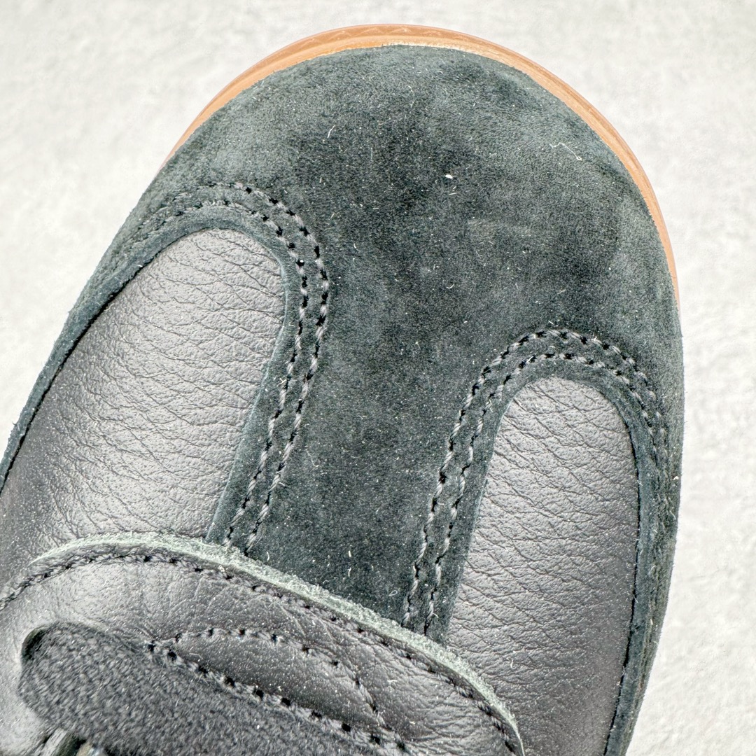 图片[10]-＃S2纯原 JJJJound x AD Originals Samba Classic\\\”Studded Pack Black\\\”桑巴舞系列绅士德训足球风百搭低帮休闲运动板鞋 联名黑白 ID8707 原装头层牛皮加持 正确烫金高频细节 原装纳米超迁皮料 独家私模橡胶大底 原盒原配 正确黑色中底布 过宽过胶 这款桑巴鞋展示了高质量的工艺 带有装饰的超锁缝制和无缝的手感 柔软、柔软的皮革造型和标志性的3条纹完成了精致的外观 正规合身鞋带 鞋面上有绒面鞋垫 橡胶鞋底 享受正畸套筒软感 自50年代首次亮相以来就一直在赢得粉丝的青睐尺码：36 36.5 37.5 38 38.5 39 40 40.5 41 42 42.5 43 44 44.5 45-选品中心