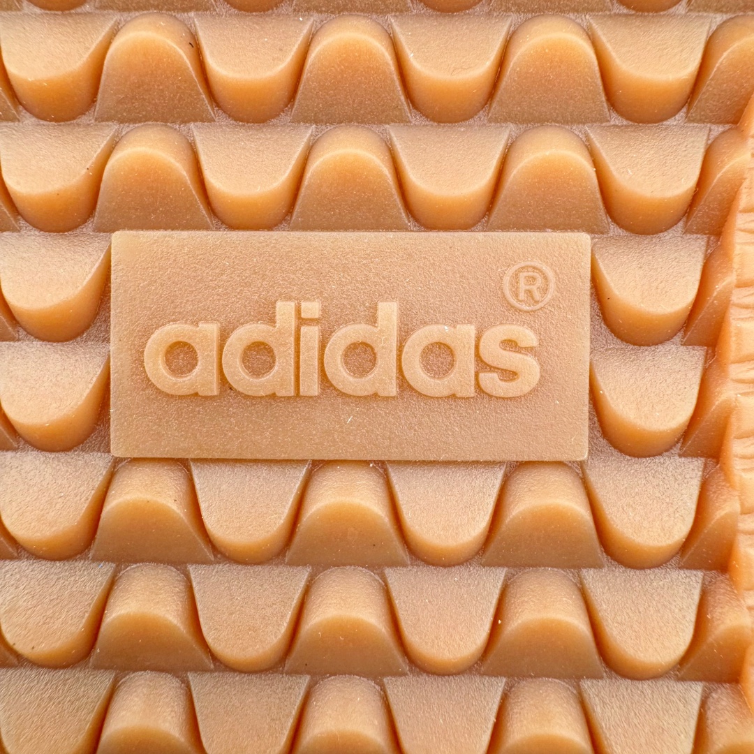 图片[12]-＃S2纯原 JJJJound x AD Originals Samba Classic\\\”Studded Pack Black\\\”桑巴舞系列绅士德训足球风百搭低帮休闲运动板鞋 联名黑白 ID8707 原装头层牛皮加持 正确烫金高频细节 原装纳米超迁皮料 独家私模橡胶大底 原盒原配 正确黑色中底布 过宽过胶 这款桑巴鞋展示了高质量的工艺 带有装饰的超锁缝制和无缝的手感 柔软、柔软的皮革造型和标志性的3条纹完成了精致的外观 正规合身鞋带 鞋面上有绒面鞋垫 橡胶鞋底 享受正畸套筒软感 自50年代首次亮相以来就一直在赢得粉丝的青睐尺码：36 36.5 37.5 38 38.5 39 40 40.5 41 42 42.5 43 44 44.5 45-选品中心