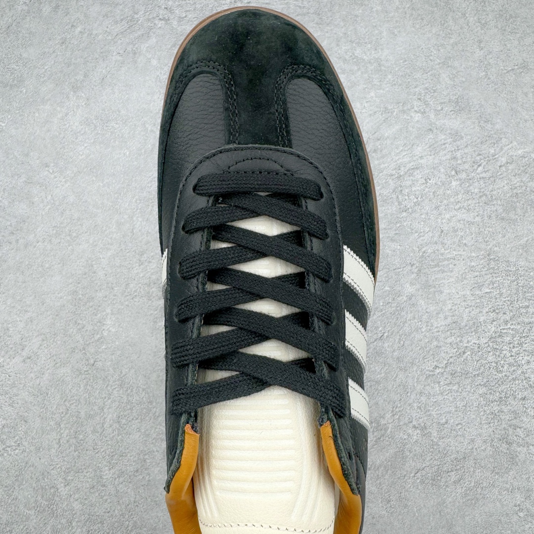 图片[4]-＃S2纯原 JJJJound x AD Originals Samba Classic\\\”Studded Pack Black\\\”桑巴舞系列绅士德训足球风百搭低帮休闲运动板鞋 联名黑白 ID8707 原装头层牛皮加持 正确烫金高频细节 原装纳米超迁皮料 独家私模橡胶大底 原盒原配 正确黑色中底布 过宽过胶 这款桑巴鞋展示了高质量的工艺 带有装饰的超锁缝制和无缝的手感 柔软、柔软的皮革造型和标志性的3条纹完成了精致的外观 正规合身鞋带 鞋面上有绒面鞋垫 橡胶鞋底 享受正畸套筒软感 自50年代首次亮相以来就一直在赢得粉丝的青睐尺码：36 36.5 37.5 38 38.5 39 40 40.5 41 42 42.5 43 44 44.5 45-选品中心