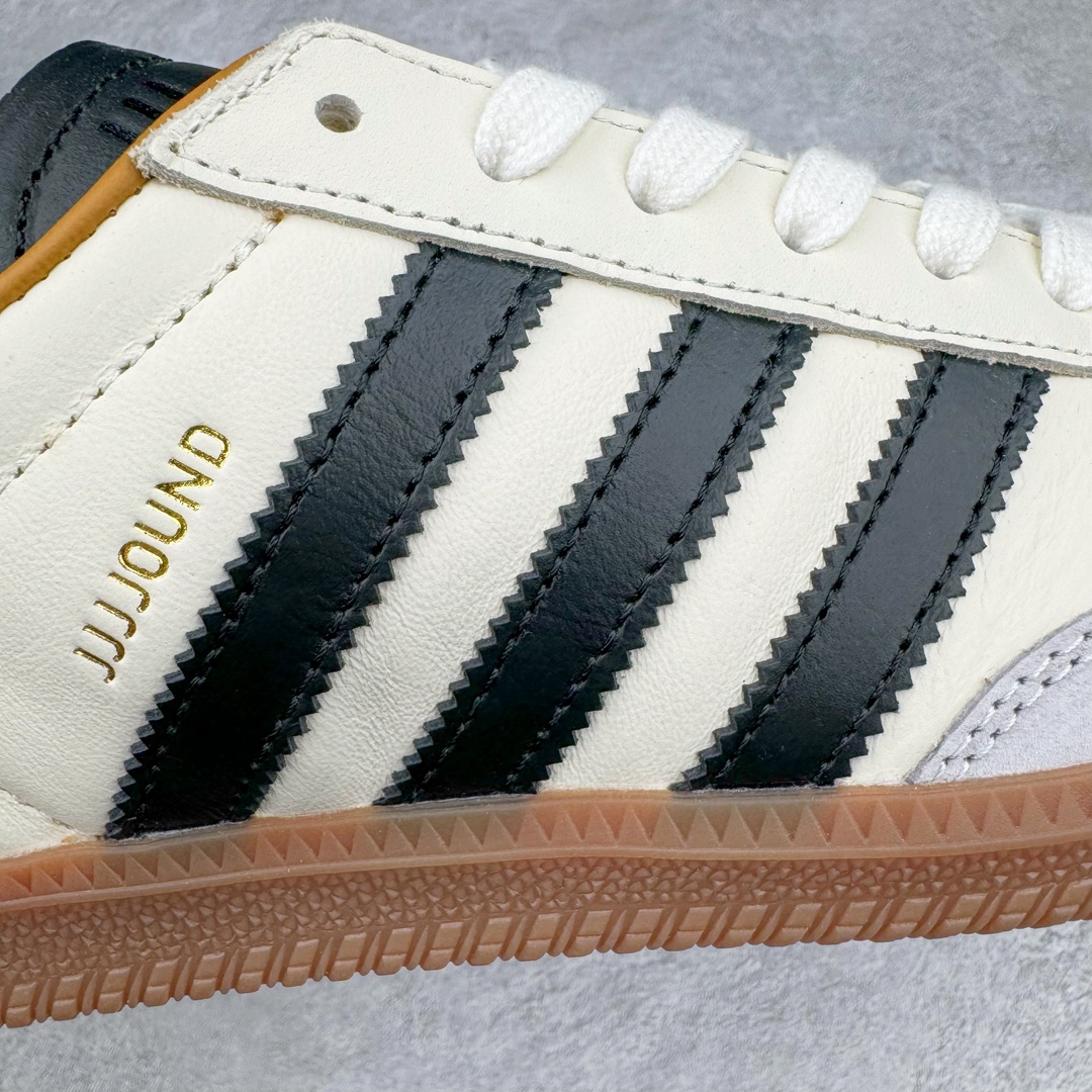 图片[11]-＃S2纯原 JJJJound x AD Originals Samba Classic\\\”Studded Pack Black\\\”桑巴舞系列绅士德训足球风百搭低帮休闲运动板鞋 联名奶白灰黑 ID8708 原装头层牛皮加持 正确烫金高频细节 原装纳米超迁皮料 独家私模橡胶大底 原盒原配 正确黑色中底布 过宽过胶 这款桑巴鞋展示了高质量的工艺 带有装饰的超锁缝制和无缝的手感 柔软、柔软的皮革造型和标志性的3条纹完成了精致的外观 正规合身鞋带 鞋面上有绒面鞋垫 橡胶鞋底 享受正畸套筒软感 自50年代首次亮相以来就一直在赢得粉丝的青睐尺码：36 36.5 37.5 38 38.5 39 40 40.5 41 42 42.5 43 44 44.5 45-选品中心