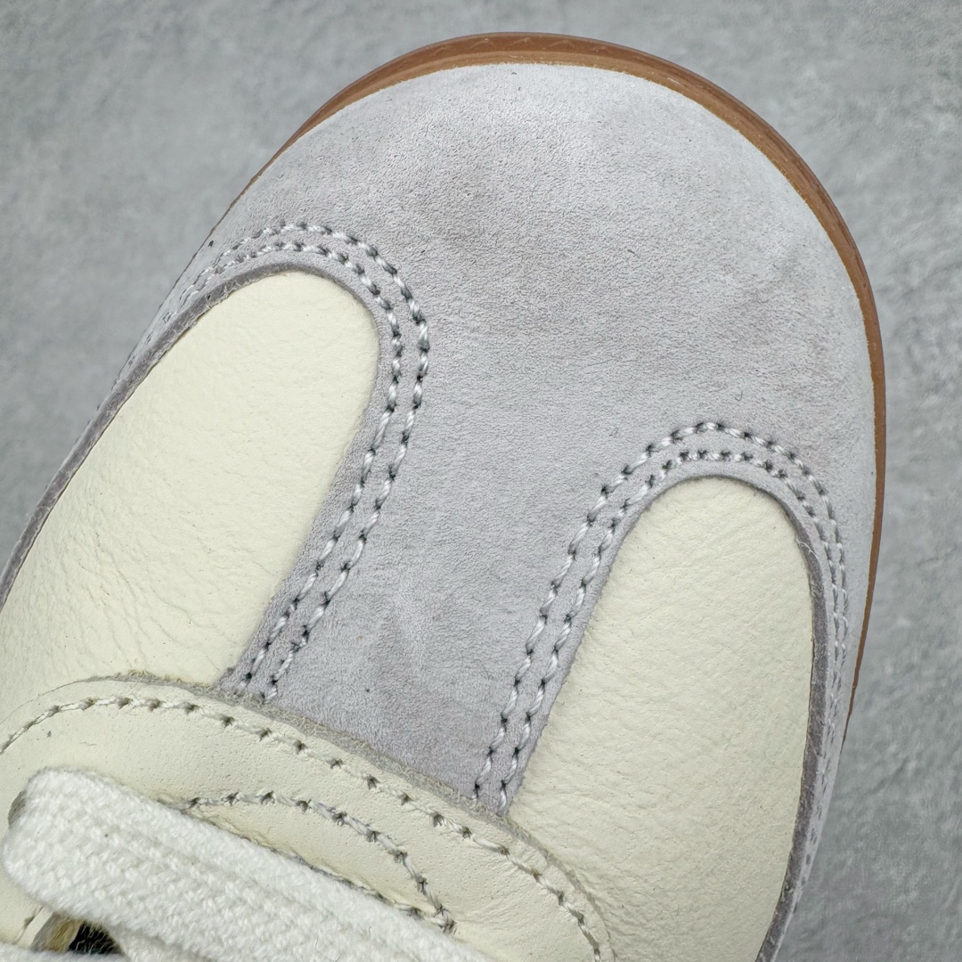 图片[12]-＃S2纯原 JJJJound x AD Originals Samba Classic\\\”Studded Pack Black\\\”桑巴舞系列绅士德训足球风百搭低帮休闲运动板鞋 联名奶白灰黑 ID8708 原装头层牛皮加持 正确烫金高频细节 原装纳米超迁皮料 独家私模橡胶大底 原盒原配 正确黑色中底布 过宽过胶 这款桑巴鞋展示了高质量的工艺 带有装饰的超锁缝制和无缝的手感 柔软、柔软的皮革造型和标志性的3条纹完成了精致的外观 正规合身鞋带 鞋面上有绒面鞋垫 橡胶鞋底 享受正畸套筒软感 自50年代首次亮相以来就一直在赢得粉丝的青睐尺码：36 36.5 37.5 38 38.5 39 40 40.5 41 42 42.5 43 44 44.5 45-选品中心