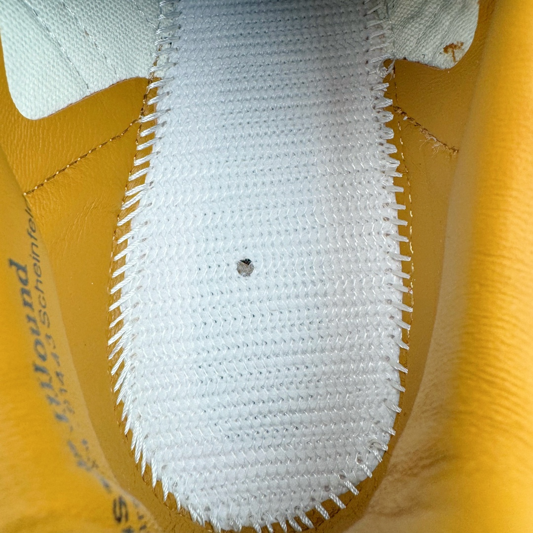 图片[14]-＃S2纯原 JJJJound x AD Originals Samba Classic\\\”Studded Pack Black\\\”桑巴舞系列绅士德训足球风百搭低帮休闲运动板鞋 联名奶白灰黑 ID8708 原装头层牛皮加持 正确烫金高频细节 原装纳米超迁皮料 独家私模橡胶大底 原盒原配 正确黑色中底布 过宽过胶 这款桑巴鞋展示了高质量的工艺 带有装饰的超锁缝制和无缝的手感 柔软、柔软的皮革造型和标志性的3条纹完成了精致的外观 正规合身鞋带 鞋面上有绒面鞋垫 橡胶鞋底 享受正畸套筒软感 自50年代首次亮相以来就一直在赢得粉丝的青睐尺码：36 36.5 37.5 38 38.5 39 40 40.5 41 42 42.5 43 44 44.5 45-选品中心