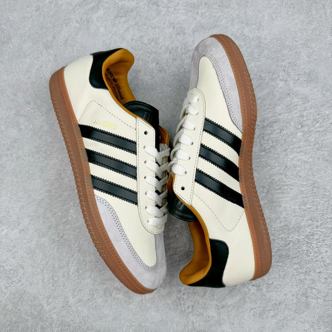 图片[3]-＃S2纯原 JJJJound x AD Originals Samba Classic\\\”Studded Pack Black\\\”桑巴舞系列绅士德训足球风百搭低帮休闲运动板鞋 联名奶白灰黑 ID8708 原装头层牛皮加持 正确烫金高频细节 原装纳米超迁皮料 独家私模橡胶大底 原盒原配 正确黑色中底布 过宽过胶 这款桑巴鞋展示了高质量的工艺 带有装饰的超锁缝制和无缝的手感 柔软、柔软的皮革造型和标志性的3条纹完成了精致的外观 正规合身鞋带 鞋面上有绒面鞋垫 橡胶鞋底 享受正畸套筒软感 自50年代首次亮相以来就一直在赢得粉丝的青睐尺码：36 36.5 37.5 38 38.5 39 40 40.5 41 42 42.5 43 44 44.5 45-选品中心
