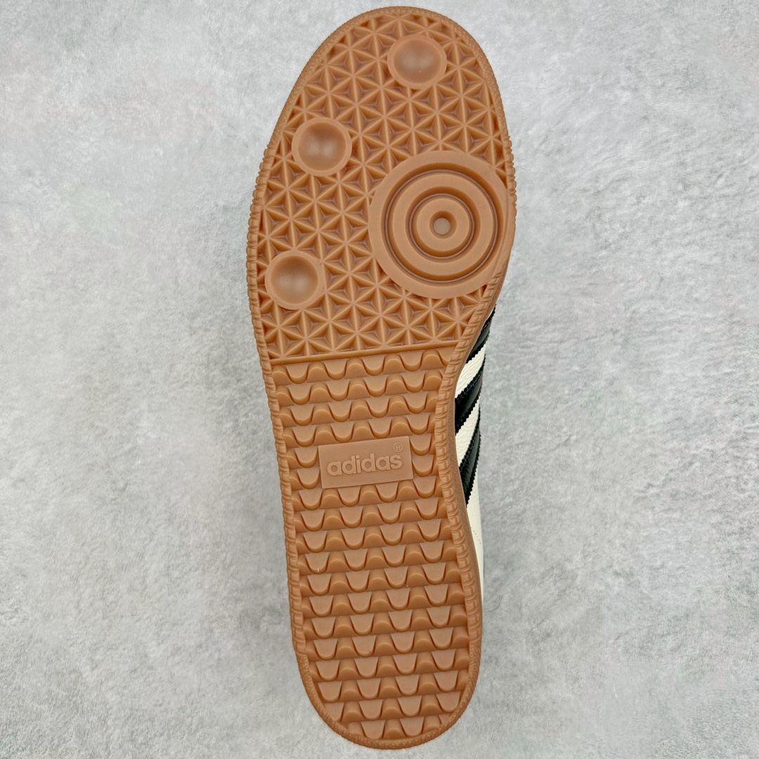 图片[9]-＃S2纯原 JJJJound x AD Originals Samba Classic\\\”Studded Pack Black\\\”桑巴舞系列绅士德训足球风百搭低帮休闲运动板鞋 联名奶白灰黑 ID8708 原装头层牛皮加持 正确烫金高频细节 原装纳米超迁皮料 独家私模橡胶大底 原盒原配 正确黑色中底布 过宽过胶 这款桑巴鞋展示了高质量的工艺 带有装饰的超锁缝制和无缝的手感 柔软、柔软的皮革造型和标志性的3条纹完成了精致的外观 正规合身鞋带 鞋面上有绒面鞋垫 橡胶鞋底 享受正畸套筒软感 自50年代首次亮相以来就一直在赢得粉丝的青睐尺码：36 36.5 37.5 38 38.5 39 40 40.5 41 42 42.5 43 44 44.5 45-选品中心