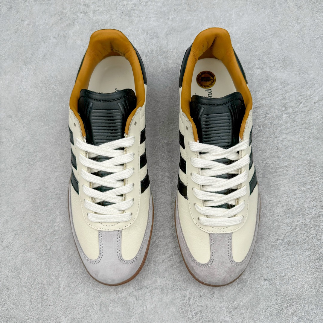 图片[2]-＃S2纯原 JJJJound x AD Originals Samba Classic\\\”Studded Pack Black\\\”桑巴舞系列绅士德训足球风百搭低帮休闲运动板鞋 联名奶白灰黑 ID8708 原装头层牛皮加持 正确烫金高频细节 原装纳米超迁皮料 独家私模橡胶大底 原盒原配 正确黑色中底布 过宽过胶 这款桑巴鞋展示了高质量的工艺 带有装饰的超锁缝制和无缝的手感 柔软、柔软的皮革造型和标志性的3条纹完成了精致的外观 正规合身鞋带 鞋面上有绒面鞋垫 橡胶鞋底 享受正畸套筒软感 自50年代首次亮相以来就一直在赢得粉丝的青睐尺码：36 36.5 37.5 38 38.5 39 40 40.5 41 42 42.5 43 44 44.5 45-选品中心