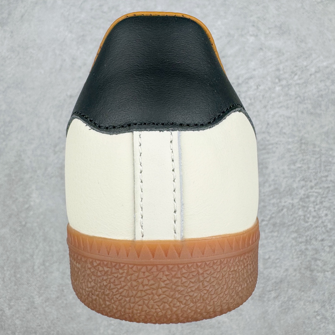 图片[8]-＃S2纯原 JJJJound x AD Originals Samba Classic\\\”Studded Pack Black\\\”桑巴舞系列绅士德训足球风百搭低帮休闲运动板鞋 联名奶白灰黑 ID8708 原装头层牛皮加持 正确烫金高频细节 原装纳米超迁皮料 独家私模橡胶大底 原盒原配 正确黑色中底布 过宽过胶 这款桑巴鞋展示了高质量的工艺 带有装饰的超锁缝制和无缝的手感 柔软、柔软的皮革造型和标志性的3条纹完成了精致的外观 正规合身鞋带 鞋面上有绒面鞋垫 橡胶鞋底 享受正畸套筒软感 自50年代首次亮相以来就一直在赢得粉丝的青睐尺码：36 36.5 37.5 38 38.5 39 40 40.5 41 42 42.5 43 44 44.5 45-选品中心