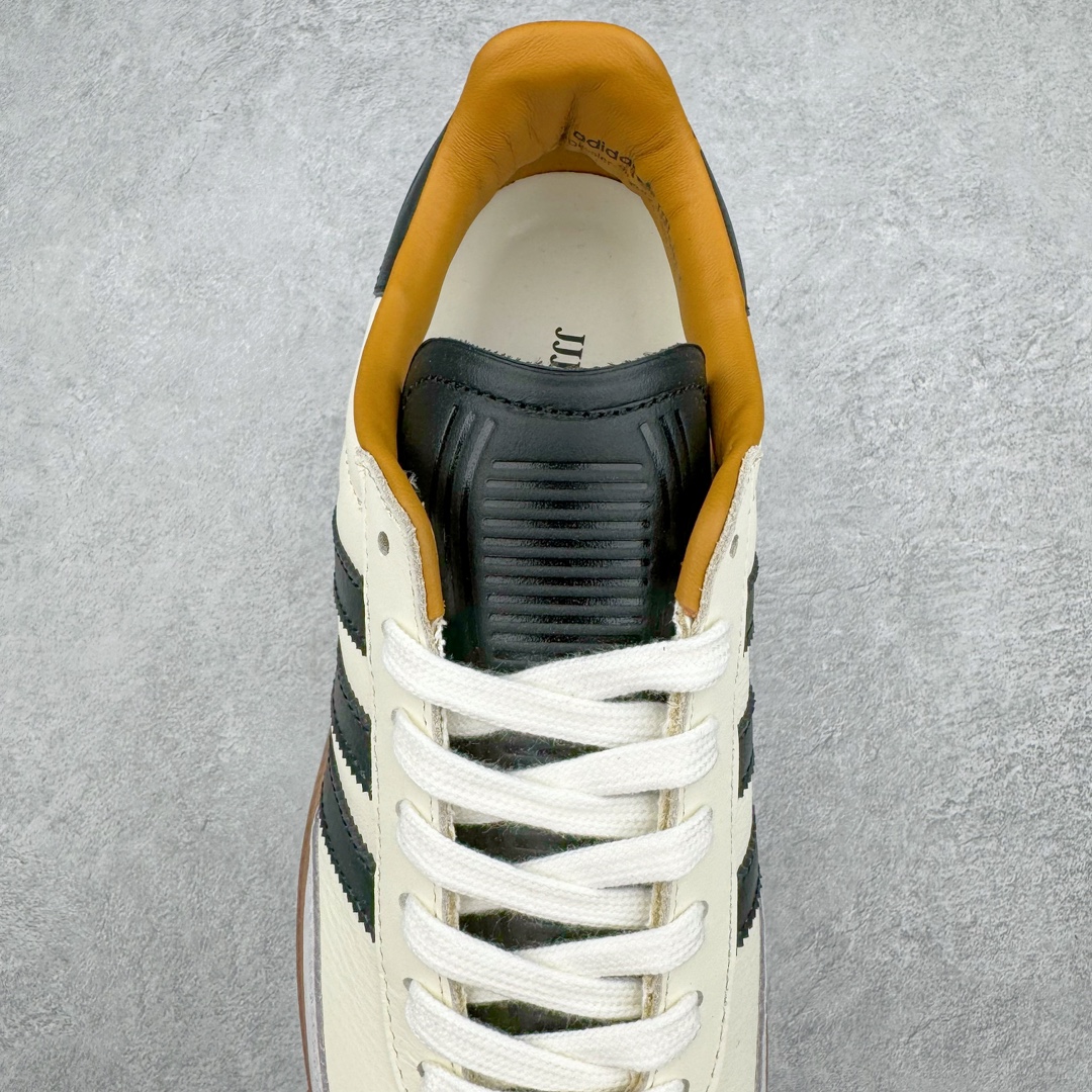图片[5]-＃S2纯原 JJJJound x AD Originals Samba Classic\\\”Studded Pack Black\\\”桑巴舞系列绅士德训足球风百搭低帮休闲运动板鞋 联名奶白灰黑 ID8708 原装头层牛皮加持 正确烫金高频细节 原装纳米超迁皮料 独家私模橡胶大底 原盒原配 正确黑色中底布 过宽过胶 这款桑巴鞋展示了高质量的工艺 带有装饰的超锁缝制和无缝的手感 柔软、柔软的皮革造型和标志性的3条纹完成了精致的外观 正规合身鞋带 鞋面上有绒面鞋垫 橡胶鞋底 享受正畸套筒软感 自50年代首次亮相以来就一直在赢得粉丝的青睐尺码：36 36.5 37.5 38 38.5 39 40 40.5 41 42 42.5 43 44 44.5 45-选品中心
