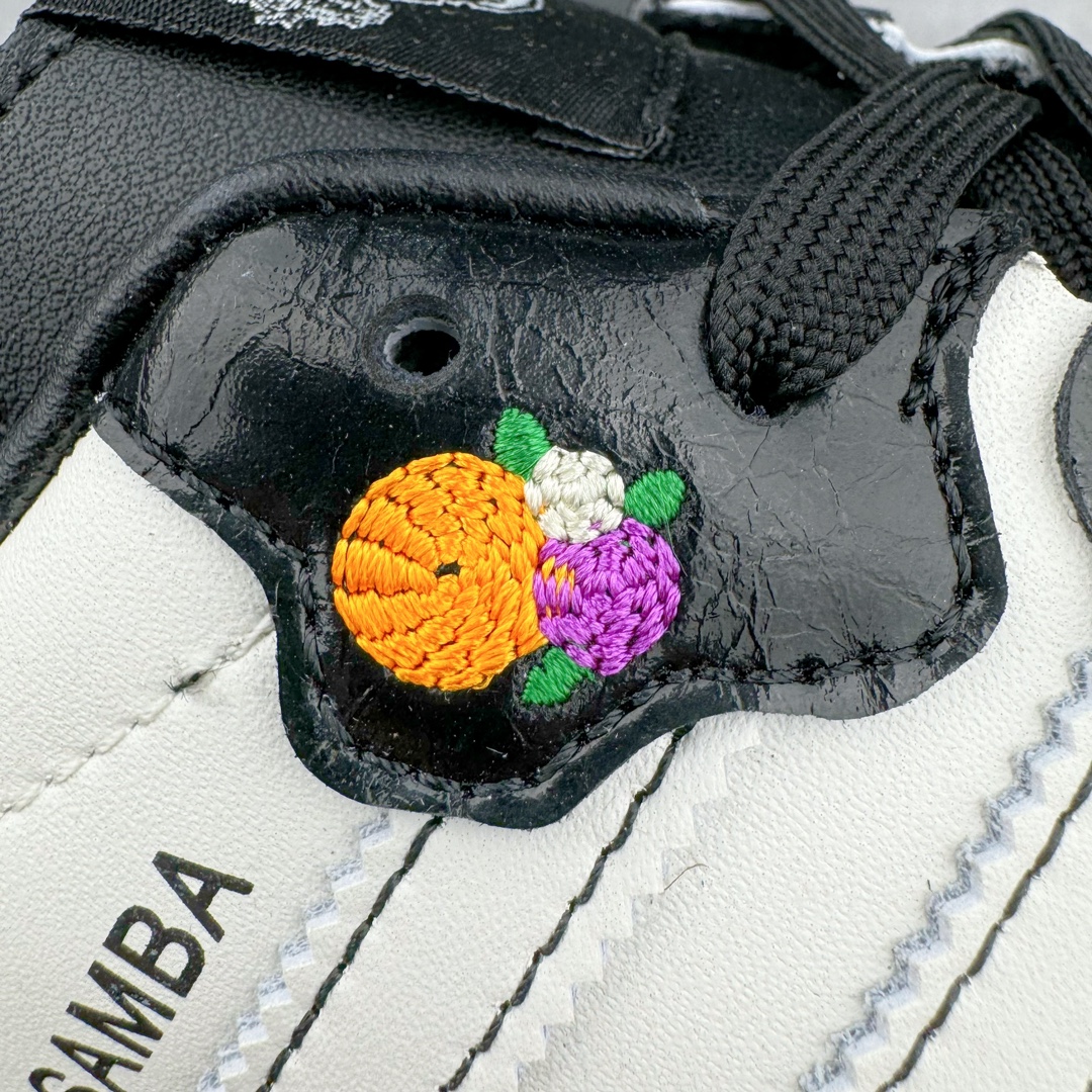 图片[16]-＃S2纯原 AD Original Samba OG 复古经典轻便板鞋 万圣节白黑 JI3931 原装头层牛皮加持 正确烫金高频细节 原装纳米超迁皮料 独家私模橡胶大底 原盒原配 正确黑色中底布 过宽过胶 这款桑巴鞋展示了高质量的工艺 带有装饰的超锁缝制和无缝的手感 柔软、柔软的皮革造型和标志性的3条纹完成了精致的外观 正规合身鞋带 鞋面上有绒面鞋垫 橡胶鞋底 享受正畸套筒软感 自50年代首次亮相以来就一直在赢得粉丝的青睐尺码：36 36.5 37.5 38 38.5 39 40 40.5 41 42 42.5 43 44 44.5 45-选品中心