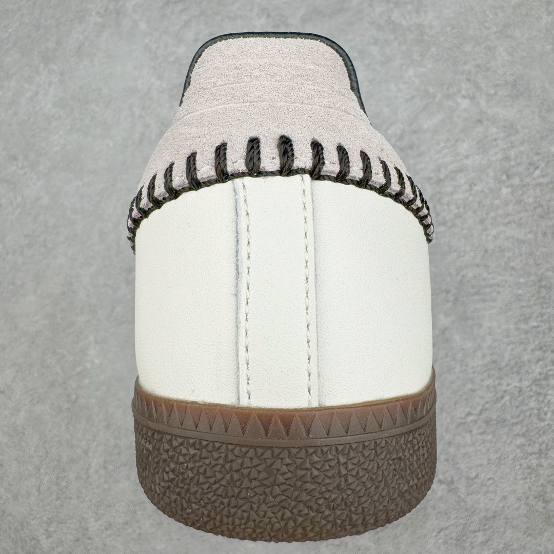 图片[8]-＃S2纯原 AD Original Samba OG 复古经典轻便板鞋 万圣节白黑 JI3931 原装头层牛皮加持 正确烫金高频细节 原装纳米超迁皮料 独家私模橡胶大底 原盒原配 正确黑色中底布 过宽过胶 这款桑巴鞋展示了高质量的工艺 带有装饰的超锁缝制和无缝的手感 柔软、柔软的皮革造型和标志性的3条纹完成了精致的外观 正规合身鞋带 鞋面上有绒面鞋垫 橡胶鞋底 享受正畸套筒软感 自50年代首次亮相以来就一直在赢得粉丝的青睐尺码：36 36.5 37.5 38 38.5 39 40 40.5 41 42 42.5 43 44 44.5 45-选品中心