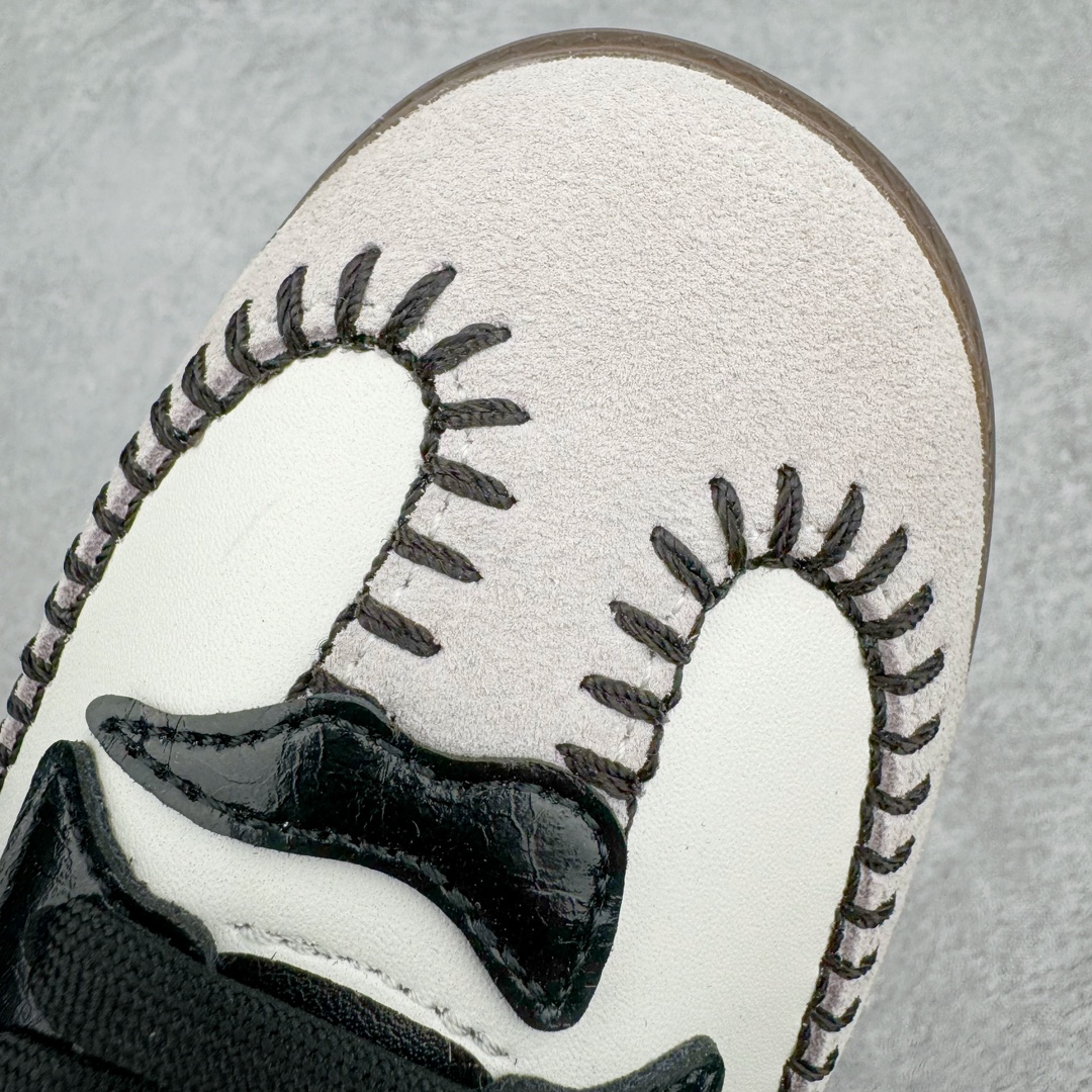 图片[18]-＃S2纯原 AD Original Samba OG 复古经典轻便板鞋 万圣节白黑 JI3931 原装头层牛皮加持 正确烫金高频细节 原装纳米超迁皮料 独家私模橡胶大底 原盒原配 正确黑色中底布 过宽过胶 这款桑巴鞋展示了高质量的工艺 带有装饰的超锁缝制和无缝的手感 柔软、柔软的皮革造型和标志性的3条纹完成了精致的外观 正规合身鞋带 鞋面上有绒面鞋垫 橡胶鞋底 享受正畸套筒软感 自50年代首次亮相以来就一直在赢得粉丝的青睐尺码：36 36.5 37.5 38 38.5 39 40 40.5 41 42 42.5 43 44 44.5 45-选品中心