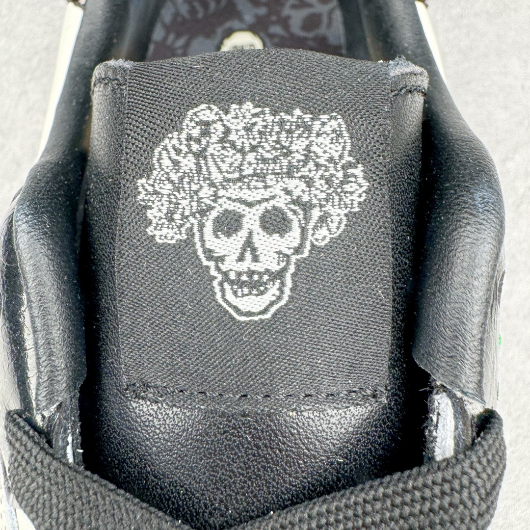 图片[15]-＃S2纯原 AD Original Samba OG 复古经典轻便板鞋 万圣节白黑 JI3931 原装头层牛皮加持 正确烫金高频细节 原装纳米超迁皮料 独家私模橡胶大底 原盒原配 正确黑色中底布 过宽过胶 这款桑巴鞋展示了高质量的工艺 带有装饰的超锁缝制和无缝的手感 柔软、柔软的皮革造型和标志性的3条纹完成了精致的外观 正规合身鞋带 鞋面上有绒面鞋垫 橡胶鞋底 享受正畸套筒软感 自50年代首次亮相以来就一直在赢得粉丝的青睐尺码：36 36.5 37.5 38 38.5 39 40 40.5 41 42 42.5 43 44 44.5 45-选品中心