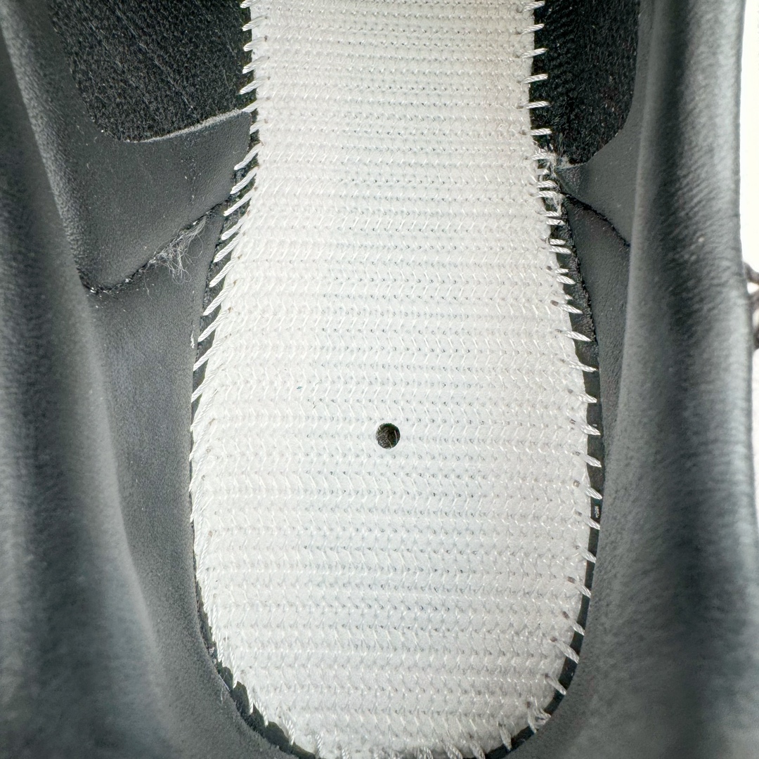 图片[12]-＃S2纯原 AD Original Samba OG 复古经典轻便板鞋 万圣节白黑 JI3931 原装头层牛皮加持 正确烫金高频细节 原装纳米超迁皮料 独家私模橡胶大底 原盒原配 正确黑色中底布 过宽过胶 这款桑巴鞋展示了高质量的工艺 带有装饰的超锁缝制和无缝的手感 柔软、柔软的皮革造型和标志性的3条纹完成了精致的外观 正规合身鞋带 鞋面上有绒面鞋垫 橡胶鞋底 享受正畸套筒软感 自50年代首次亮相以来就一直在赢得粉丝的青睐尺码：36 36.5 37.5 38 38.5 39 40 40.5 41 42 42.5 43 44 44.5 45-选品中心