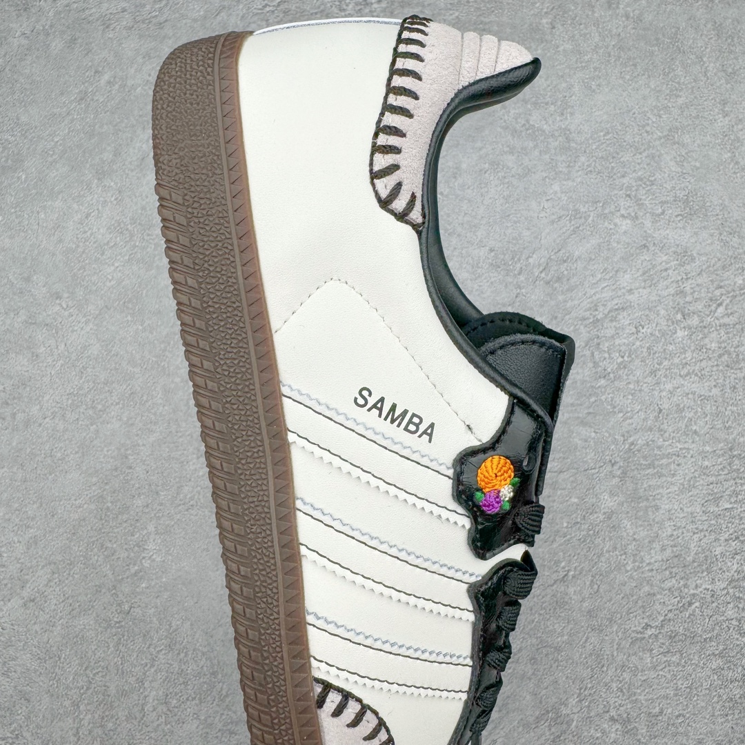 图片[6]-＃S2纯原 AD Original Samba OG 复古经典轻便板鞋 万圣节白黑 JI3931 原装头层牛皮加持 正确烫金高频细节 原装纳米超迁皮料 独家私模橡胶大底 原盒原配 正确黑色中底布 过宽过胶 这款桑巴鞋展示了高质量的工艺 带有装饰的超锁缝制和无缝的手感 柔软、柔软的皮革造型和标志性的3条纹完成了精致的外观 正规合身鞋带 鞋面上有绒面鞋垫 橡胶鞋底 享受正畸套筒软感 自50年代首次亮相以来就一直在赢得粉丝的青睐尺码：36 36.5 37.5 38 38.5 39 40 40.5 41 42 42.5 43 44 44.5 45-选品中心