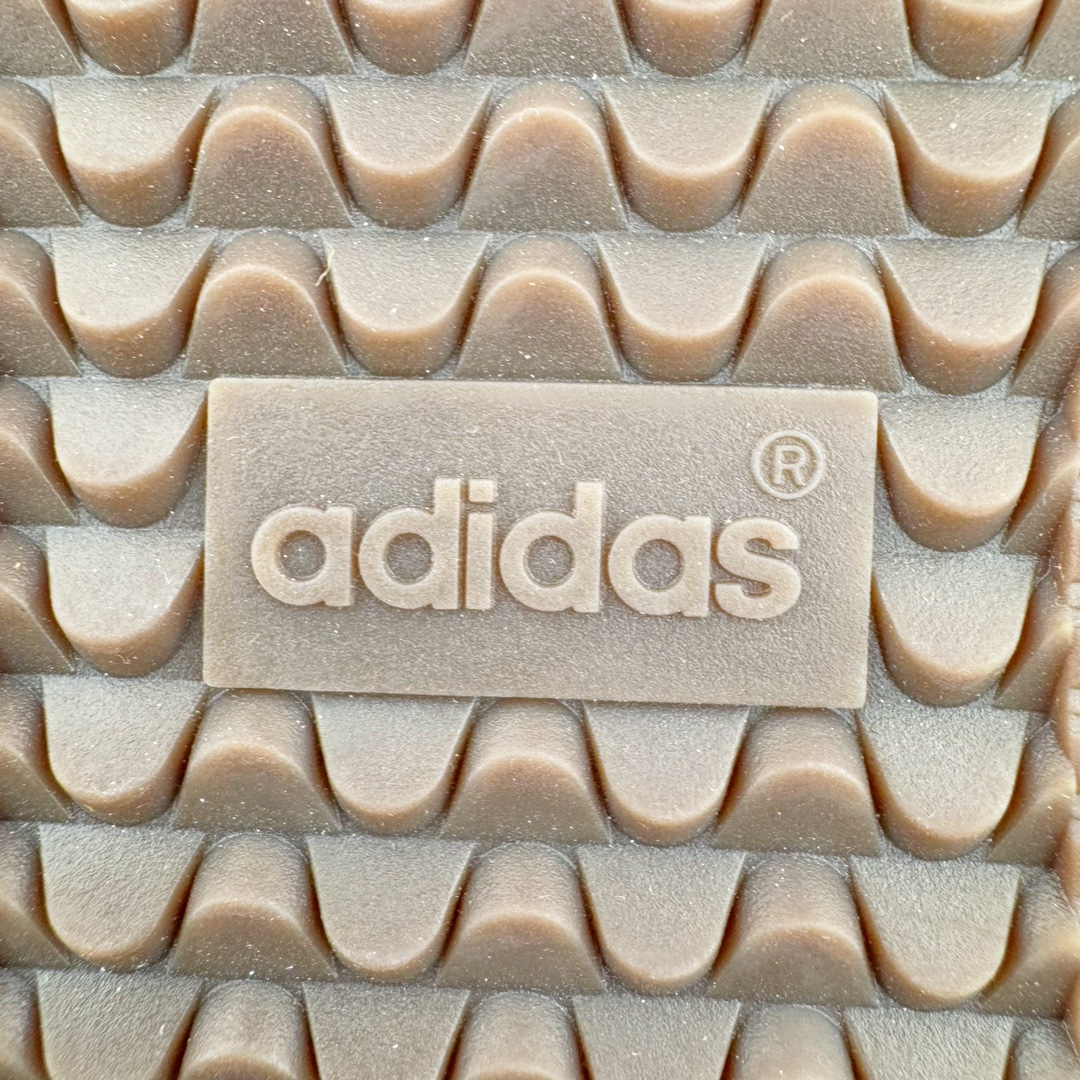 图片[19]-＃S2纯原 AD Original Samba OG 复古经典轻便板鞋 万圣节白黑 JI3931 原装头层牛皮加持 正确烫金高频细节 原装纳米超迁皮料 独家私模橡胶大底 原盒原配 正确黑色中底布 过宽过胶 这款桑巴鞋展示了高质量的工艺 带有装饰的超锁缝制和无缝的手感 柔软、柔软的皮革造型和标志性的3条纹完成了精致的外观 正规合身鞋带 鞋面上有绒面鞋垫 橡胶鞋底 享受正畸套筒软感 自50年代首次亮相以来就一直在赢得粉丝的青睐尺码：36 36.5 37.5 38 38.5 39 40 40.5 41 42 42.5 43 44 44.5 45-选品中心