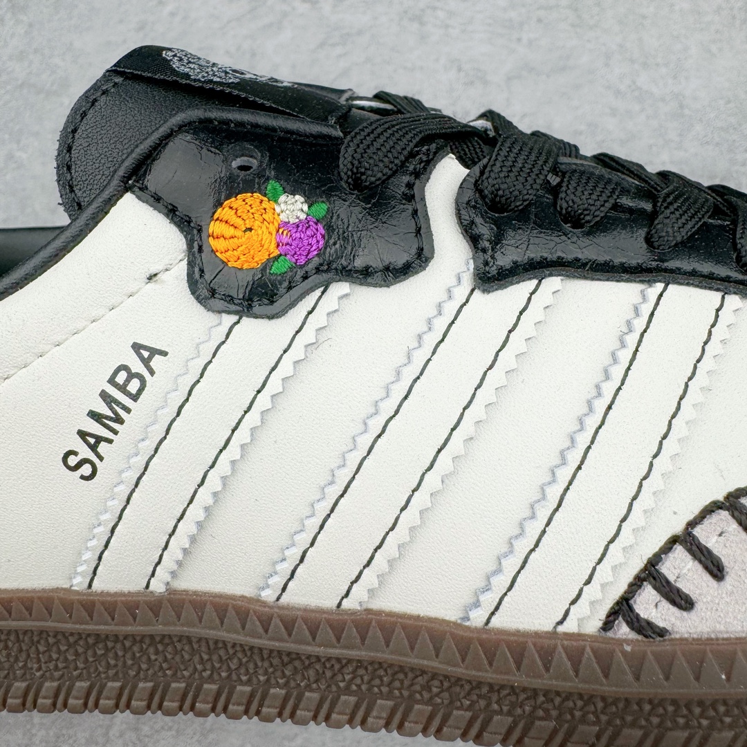 图片[17]-＃S2纯原 AD Original Samba OG 复古经典轻便板鞋 万圣节白黑 JI3931 原装头层牛皮加持 正确烫金高频细节 原装纳米超迁皮料 独家私模橡胶大底 原盒原配 正确黑色中底布 过宽过胶 这款桑巴鞋展示了高质量的工艺 带有装饰的超锁缝制和无缝的手感 柔软、柔软的皮革造型和标志性的3条纹完成了精致的外观 正规合身鞋带 鞋面上有绒面鞋垫 橡胶鞋底 享受正畸套筒软感 自50年代首次亮相以来就一直在赢得粉丝的青睐尺码：36 36.5 37.5 38 38.5 39 40 40.5 41 42 42.5 43 44 44.5 45-选品中心