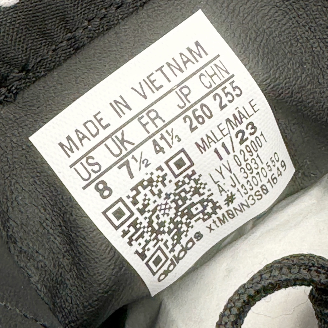 图片[13]-＃S2纯原 AD Original Samba OG 复古经典轻便板鞋 万圣节白黑 JI3931 原装头层牛皮加持 正确烫金高频细节 原装纳米超迁皮料 独家私模橡胶大底 原盒原配 正确黑色中底布 过宽过胶 这款桑巴鞋展示了高质量的工艺 带有装饰的超锁缝制和无缝的手感 柔软、柔软的皮革造型和标志性的3条纹完成了精致的外观 正规合身鞋带 鞋面上有绒面鞋垫 橡胶鞋底 享受正畸套筒软感 自50年代首次亮相以来就一直在赢得粉丝的青睐尺码：36 36.5 37.5 38 38.5 39 40 40.5 41 42 42.5 43 44 44.5 45-选品中心