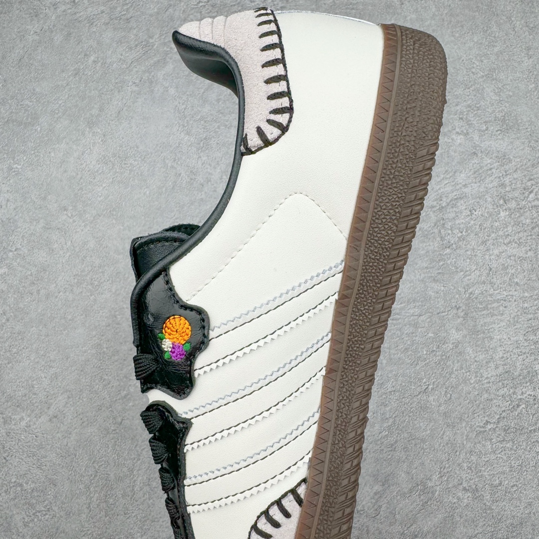 图片[7]-＃S2纯原 AD Original Samba OG 复古经典轻便板鞋 万圣节白黑 JI3931 原装头层牛皮加持 正确烫金高频细节 原装纳米超迁皮料 独家私模橡胶大底 原盒原配 正确黑色中底布 过宽过胶 这款桑巴鞋展示了高质量的工艺 带有装饰的超锁缝制和无缝的手感 柔软、柔软的皮革造型和标志性的3条纹完成了精致的外观 正规合身鞋带 鞋面上有绒面鞋垫 橡胶鞋底 享受正畸套筒软感 自50年代首次亮相以来就一直在赢得粉丝的青睐尺码：36 36.5 37.5 38 38.5 39 40 40.5 41 42 42.5 43 44 44.5 45-选品中心