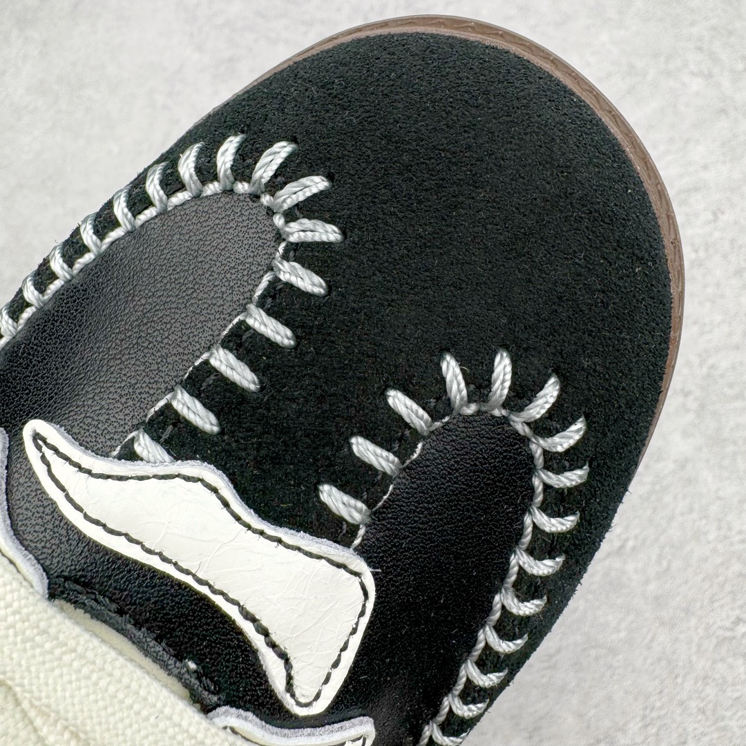 图片[19]-＃S2纯原 AD Original Samba OG 复古经典轻便板鞋 万圣节黑白 JI3932 原装头层牛皮加持 正确烫金高频细节 原装纳米超迁皮料 独家私模橡胶大底 原盒原配 正确黑色中底布 过宽过胶 这款桑巴鞋展示了高质量的工艺 带有装饰的超锁缝制和无缝的手感 柔软、柔软的皮革造型和标志性的3条纹完成了精致的外观 正规合身鞋带 鞋面上有绒面鞋垫 橡胶鞋底 享受正畸套筒软感 自50年代首次亮相以来就一直在赢得粉丝的青睐尺码：36 36.5 37.5 38 38.5 39 40 40.5 41 42 42.5 43 44 44.5 45-选品中心