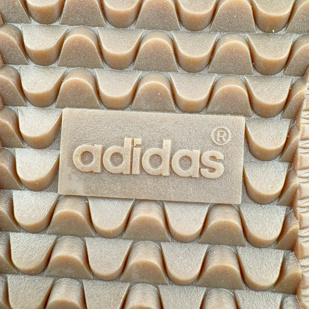 图片[20]-＃S2纯原 AD Original Samba OG 复古经典轻便板鞋 万圣节黑白 JI3932 原装头层牛皮加持 正确烫金高频细节 原装纳米超迁皮料 独家私模橡胶大底 原盒原配 正确黑色中底布 过宽过胶 这款桑巴鞋展示了高质量的工艺 带有装饰的超锁缝制和无缝的手感 柔软、柔软的皮革造型和标志性的3条纹完成了精致的外观 正规合身鞋带 鞋面上有绒面鞋垫 橡胶鞋底 享受正畸套筒软感 自50年代首次亮相以来就一直在赢得粉丝的青睐尺码：36 36.5 37.5 38 38.5 39 40 40.5 41 42 42.5 43 44 44.5 45-选品中心