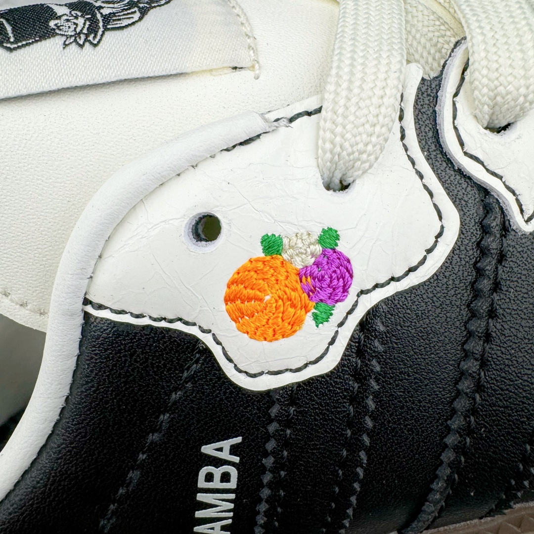 图片[17]-＃S2纯原 AD Original Samba OG 复古经典轻便板鞋 万圣节黑白 JI3932 原装头层牛皮加持 正确烫金高频细节 原装纳米超迁皮料 独家私模橡胶大底 原盒原配 正确黑色中底布 过宽过胶 这款桑巴鞋展示了高质量的工艺 带有装饰的超锁缝制和无缝的手感 柔软、柔软的皮革造型和标志性的3条纹完成了精致的外观 正规合身鞋带 鞋面上有绒面鞋垫 橡胶鞋底 享受正畸套筒软感 自50年代首次亮相以来就一直在赢得粉丝的青睐尺码：36 36.5 37.5 38 38.5 39 40 40.5 41 42 42.5 43 44 44.5 45-选品中心