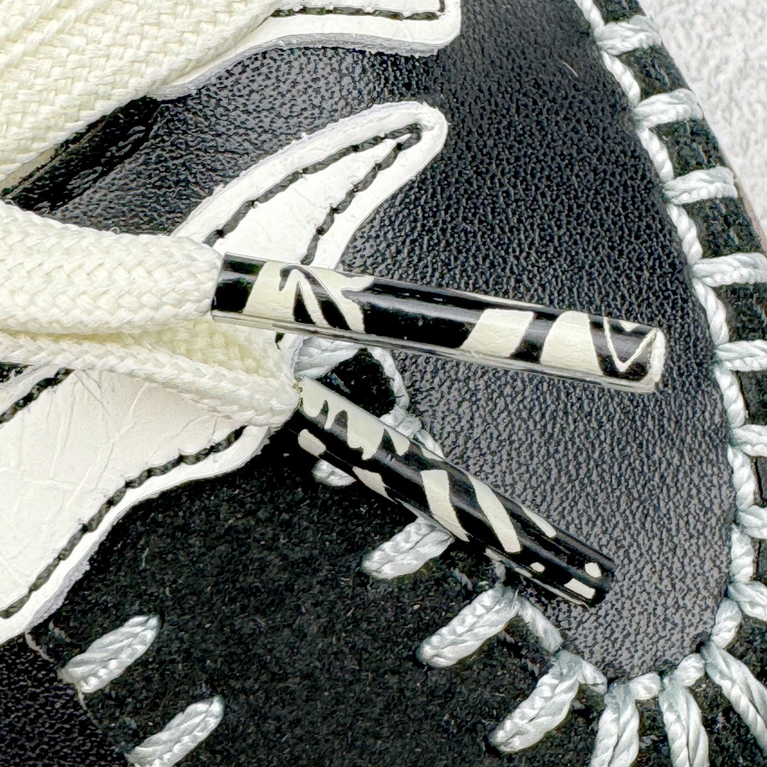 图片[13]-＃S2纯原 AD Original Samba OG 复古经典轻便板鞋 万圣节黑白 JI3932 原装头层牛皮加持 正确烫金高频细节 原装纳米超迁皮料 独家私模橡胶大底 原盒原配 正确黑色中底布 过宽过胶 这款桑巴鞋展示了高质量的工艺 带有装饰的超锁缝制和无缝的手感 柔软、柔软的皮革造型和标志性的3条纹完成了精致的外观 正规合身鞋带 鞋面上有绒面鞋垫 橡胶鞋底 享受正畸套筒软感 自50年代首次亮相以来就一直在赢得粉丝的青睐尺码：36 36.5 37.5 38 38.5 39 40 40.5 41 42 42.5 43 44 44.5 45-选品中心