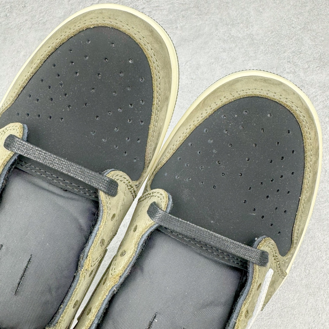 图片[13]-＃FK纯原 Travis Scott x Air Jordan AJ1 Low OG SP TS联名倒钩8.0低帮 白橄榄绿 DM7866-200 外贸高端零售特供批次 产品品控稳定性领先行业 各方面均可对飙L版 良心定价不杀猪 原厂全套原楦原纸板冲刀磨具开发 原厂皮料加持 原厂港宝加持定型后跟R度完美 同源原厂电绣 鬼脸飞翼针数密度立体效果一致 百分百一致原鞋 原厂拉帮工艺 针距密度一致 后跟弧度收口自然不对折 极致一眼正品既视感 进口玻璃冲刀皮料裁剪零毛边 全鞋电脑针车工艺 品控清洁度最高QC检验标准 免检产品 原厂订购鞋盒、鞋标、防尘纸、鞋撑、鞋带 追求极致的原厂味道 尺码：36 36.5 37.5 38 38.5 39 40 40.5 41 42 42.5 43 44 44.5 45 46 47.5 48.5-选品中心