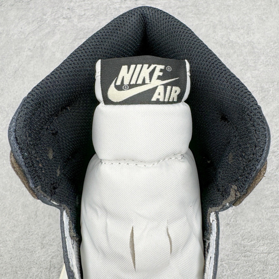 图片[14]-＃FK纯原 Air Jordan AJ1 Retro High 高帮黑摩卡小倒钩 555088-105 高端零售特供批次 产品品控稳定性领先行业 各方面均可对飙L版 良心定价不杀猪 SZ原厂全套原楦原纸板冲刀磨具开发 原厂皮料加持 原厂港宝加持定型后跟R度完美 同源原厂电绣 飞翼针数密度立体效果一致 百分百一致原鞋 原厂拉帮工艺 针距密度一致 后跟弧度收口自然不对折 极致一眼正品既视感 进口玻璃冲刀皮料裁剪零毛边 全鞋电脑针车工艺 品控清洁度最高QC检验标准 免检产品 原厂订购鞋盒、鞋标、防尘纸、鞋撑、鞋带 追求极致的原厂味道 尺码：40 40.5 41 42 42.5 43 44 44.5 45 46 47.5-选品中心