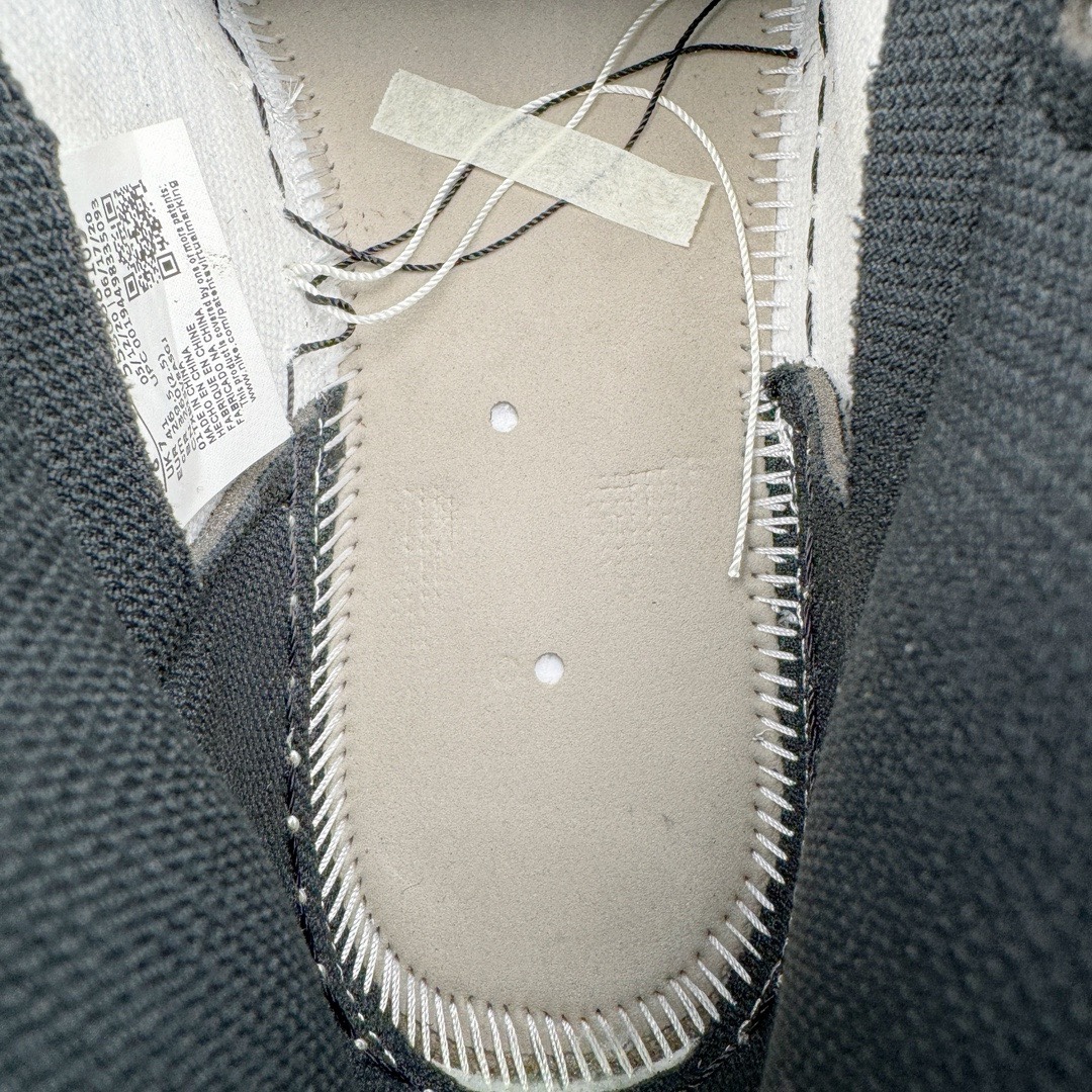 图片[17]-＃FK纯原 Air Jordan AJ1 Retro High 高帮黑摩卡小倒钩 555088-105 高端零售特供批次 产品品控稳定性领先行业 各方面均可对飙L版 良心定价不杀猪 SZ原厂全套原楦原纸板冲刀磨具开发 原厂皮料加持 原厂港宝加持定型后跟R度完美 同源原厂电绣 飞翼针数密度立体效果一致 百分百一致原鞋 原厂拉帮工艺 针距密度一致 后跟弧度收口自然不对折 极致一眼正品既视感 进口玻璃冲刀皮料裁剪零毛边 全鞋电脑针车工艺 品控清洁度最高QC检验标准 免检产品 原厂订购鞋盒、鞋标、防尘纸、鞋撑、鞋带 追求极致的原厂味道 尺码：40 40.5 41 42 42.5 43 44 44.5 45 46 47.5-选品中心