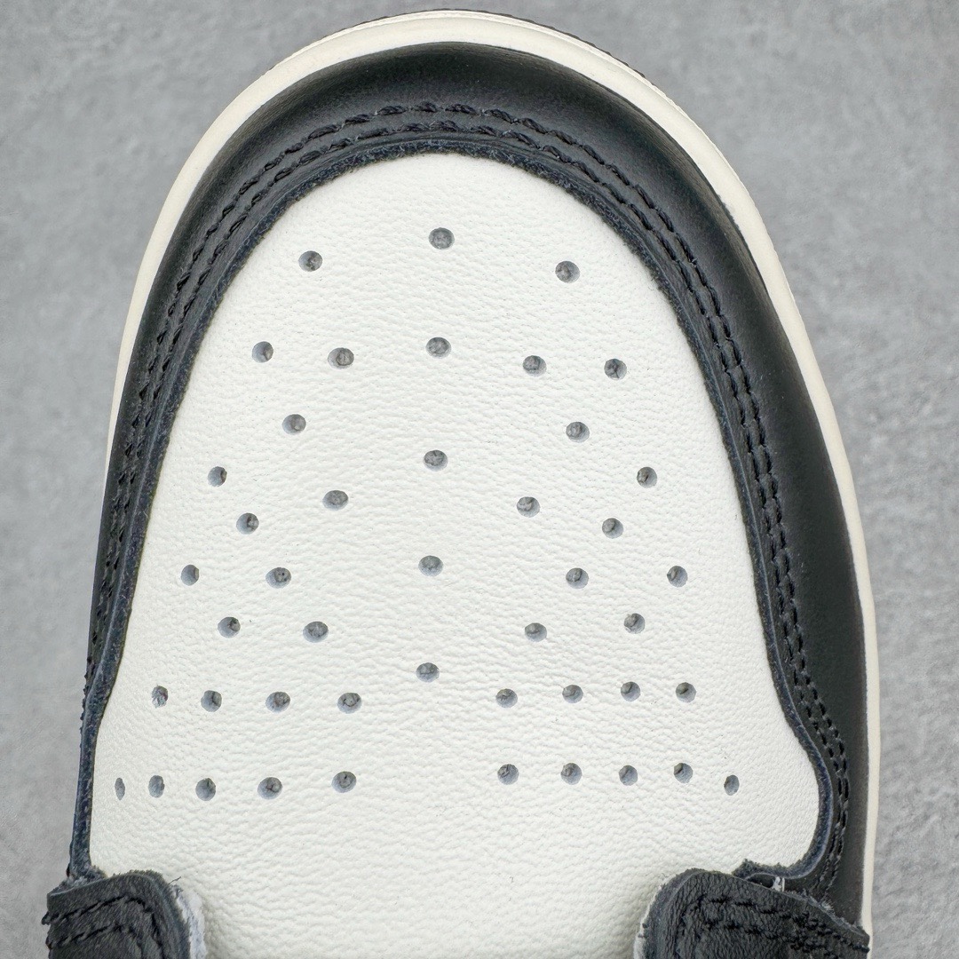 图片[15]-＃FK纯原 Air Jordan AJ1 Retro High 高帮黑摩卡小倒钩 555088-105 高端零售特供批次 产品品控稳定性领先行业 各方面均可对飙L版 良心定价不杀猪 SZ原厂全套原楦原纸板冲刀磨具开发 原厂皮料加持 原厂港宝加持定型后跟R度完美 同源原厂电绣 飞翼针数密度立体效果一致 百分百一致原鞋 原厂拉帮工艺 针距密度一致 后跟弧度收口自然不对折 极致一眼正品既视感 进口玻璃冲刀皮料裁剪零毛边 全鞋电脑针车工艺 品控清洁度最高QC检验标准 免检产品 原厂订购鞋盒、鞋标、防尘纸、鞋撑、鞋带 追求极致的原厂味道 尺码：40 40.5 41 42 42.5 43 44 44.5 45 46 47.5-选品中心